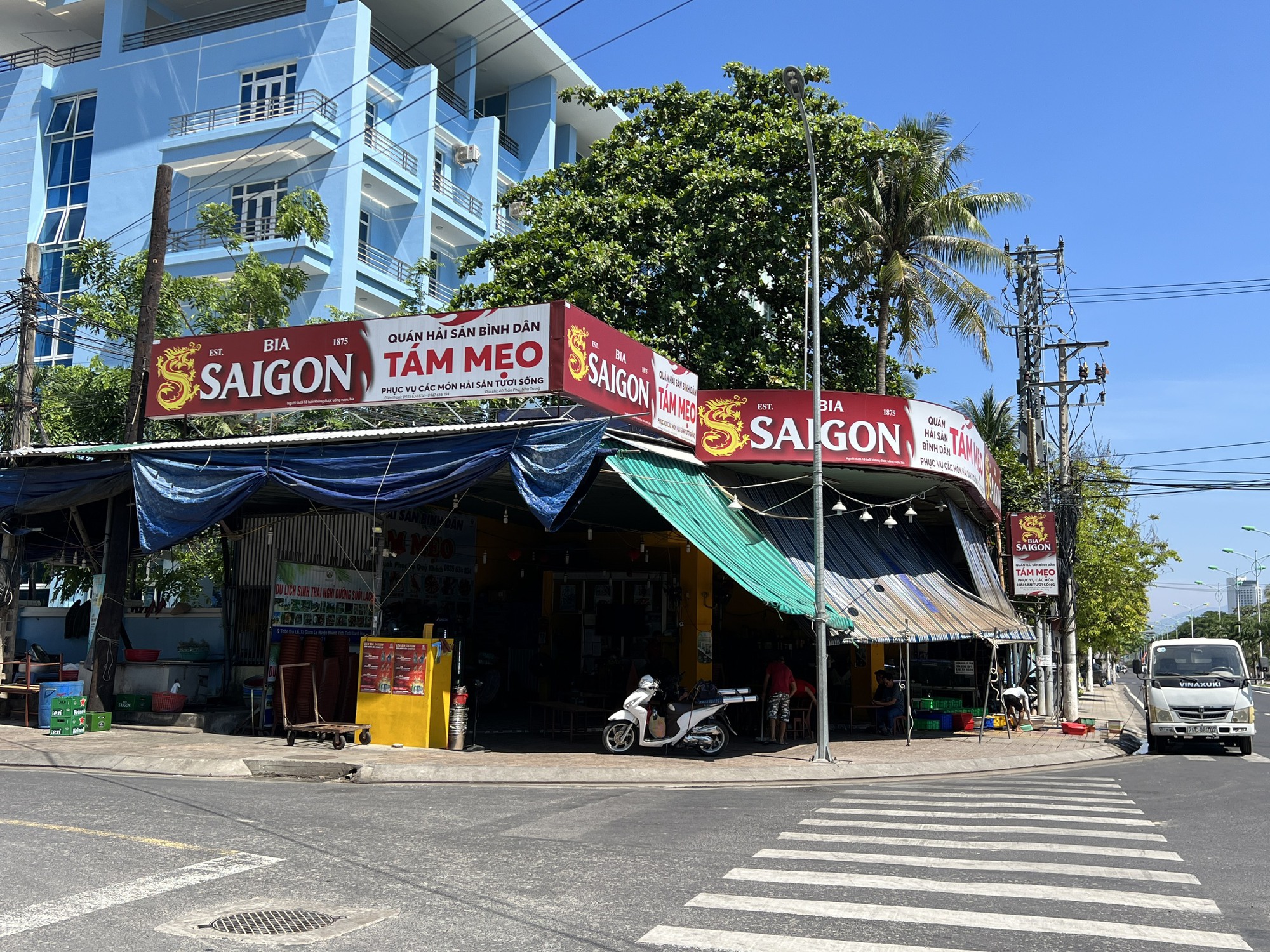 Vụ nhân viên quán hải sản đánh du khách: Hủy hàng loạt hóa đơn đặt hàng, thiệt hại lớn - Ảnh 1.