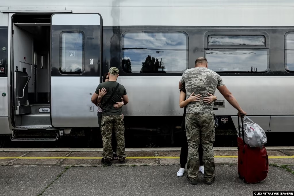 Nghẹn ngào nụ hôn, cái ôm siết của các quân nhân Ukraine ngày đoàn tụ và chia xa ở nhà ga Kramatorsk - Ảnh 5.
