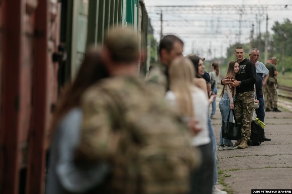 Nghẹn ngào nụ hôn, cái ôm siết của các quân nhân Ukraine ngày đoàn tụ và chia xa ở nhà ga Kramatorsk - Ảnh 6.