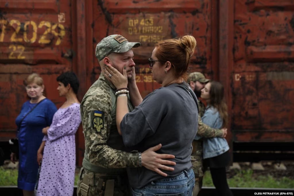 Nghẹn ngào nụ hôn, cái ôm siết của các quân nhân Ukraine ngày đoàn tụ và chia xa ở nhà ga Kramatorsk - Ảnh 8.