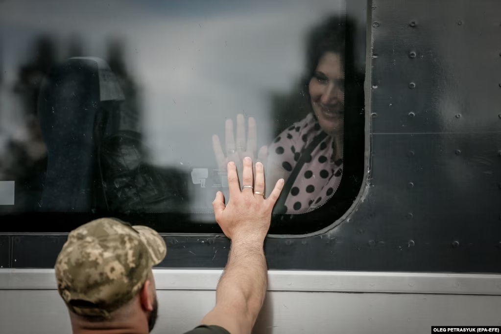 Nghẹn ngào nụ hôn, cái ôm siết của các quân nhân Ukraine ngày đoàn tụ và chia xa ở nhà ga Kramatorsk - Ảnh 9.