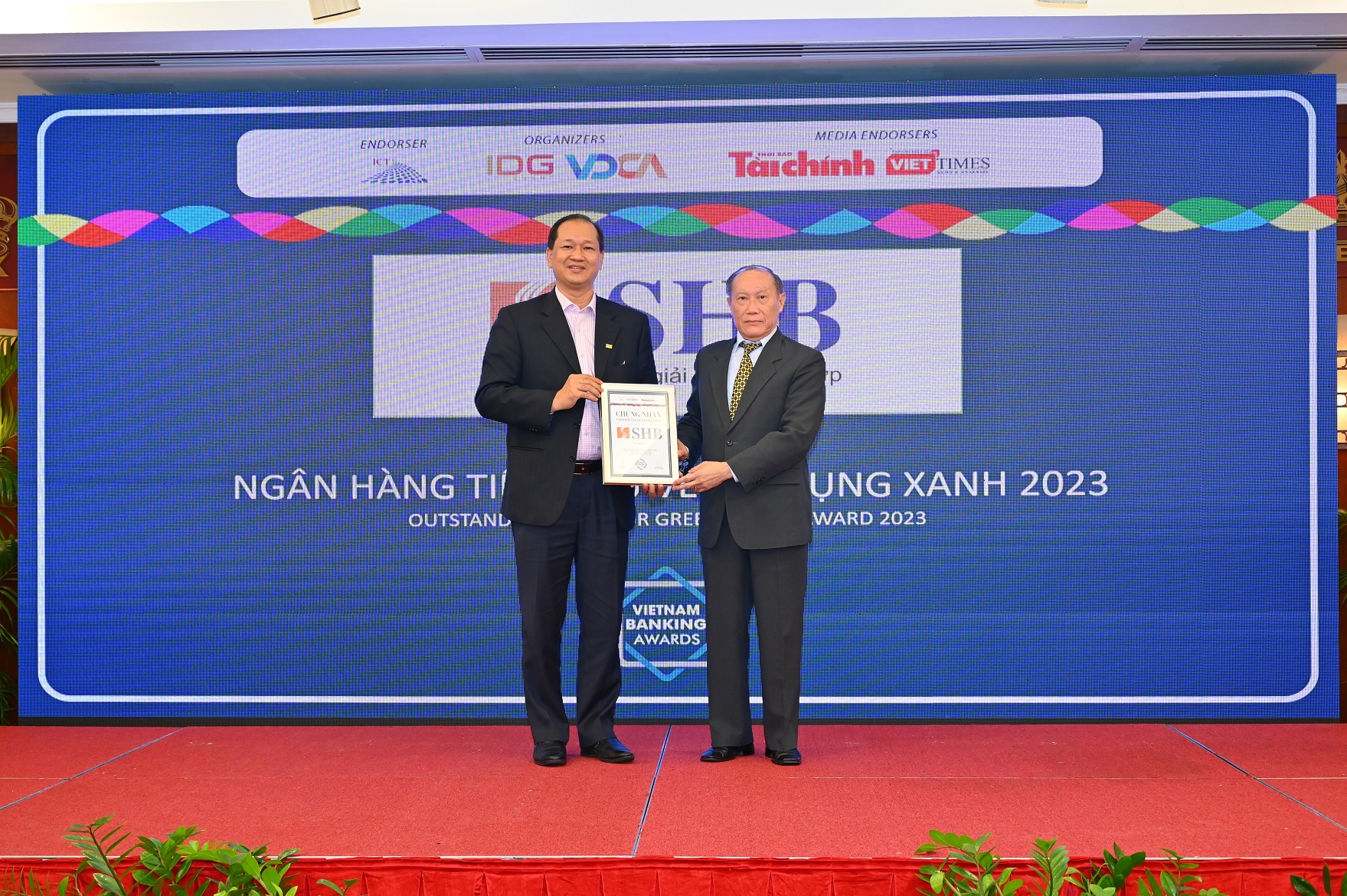 SHB được vinh danh 2 giải thưởng quan trọng tại Lễ trao giải Ngân hàng Việt Nam tiêu biểu năm 2022 - Ảnh 1.
