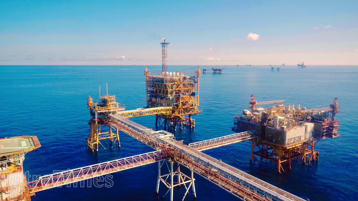 Petrovietnam: Khai thác dầu thô, sản xuất xăng dầu tăng trưởng ấn tượng - Ảnh 2.