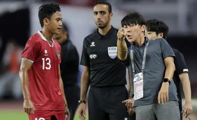 Sau Asian Cup 2023, HLV Park Hang-seo thay Shin Tae-yong dẫn dắt ĐT Indonesia? - Ảnh 1.