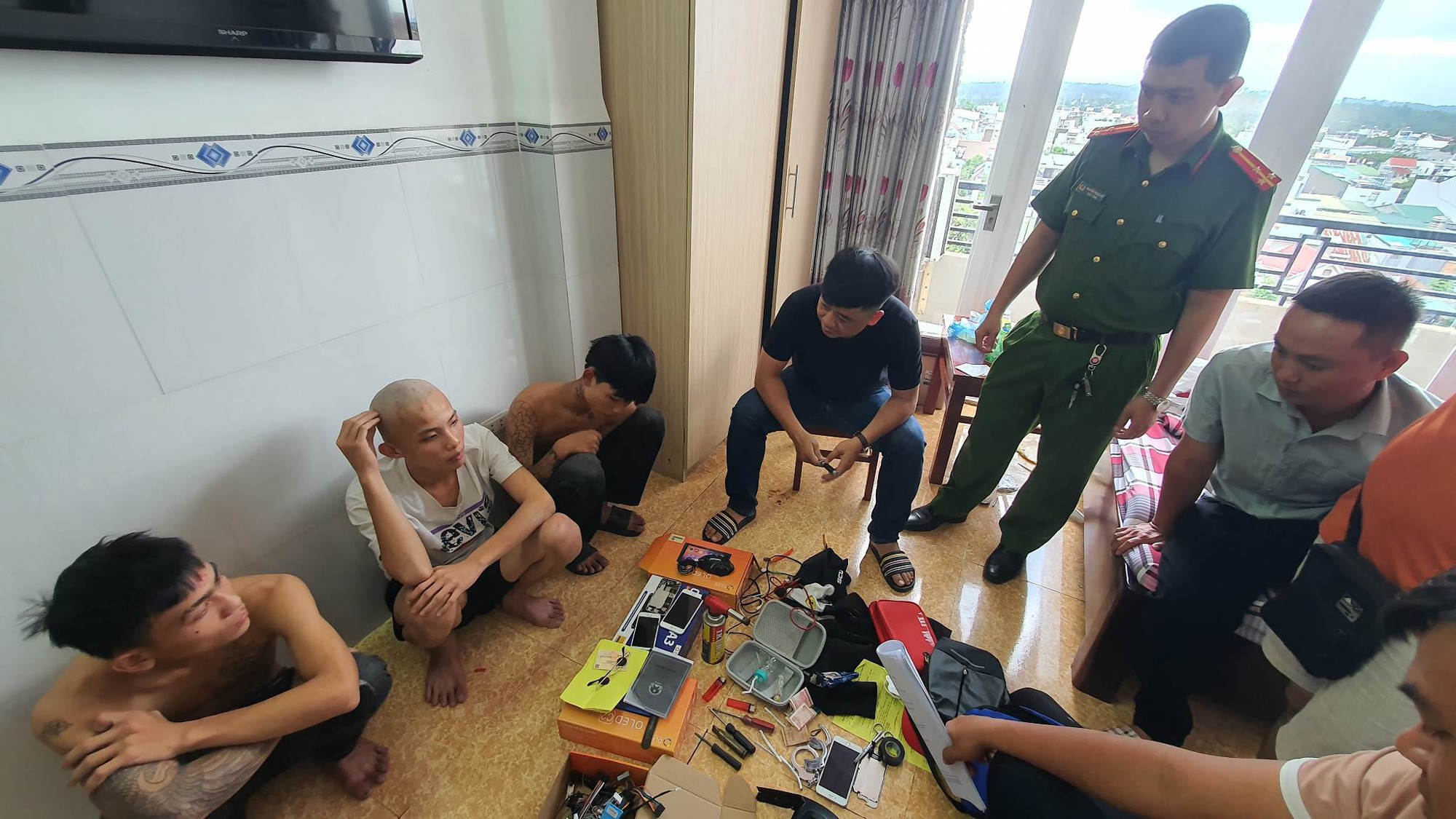 Bắt nhóm đối tượng gây ra hàng loạt vụ trộm cắp tài sản trên ô tô ở Đắk Lắk - Ảnh 1.