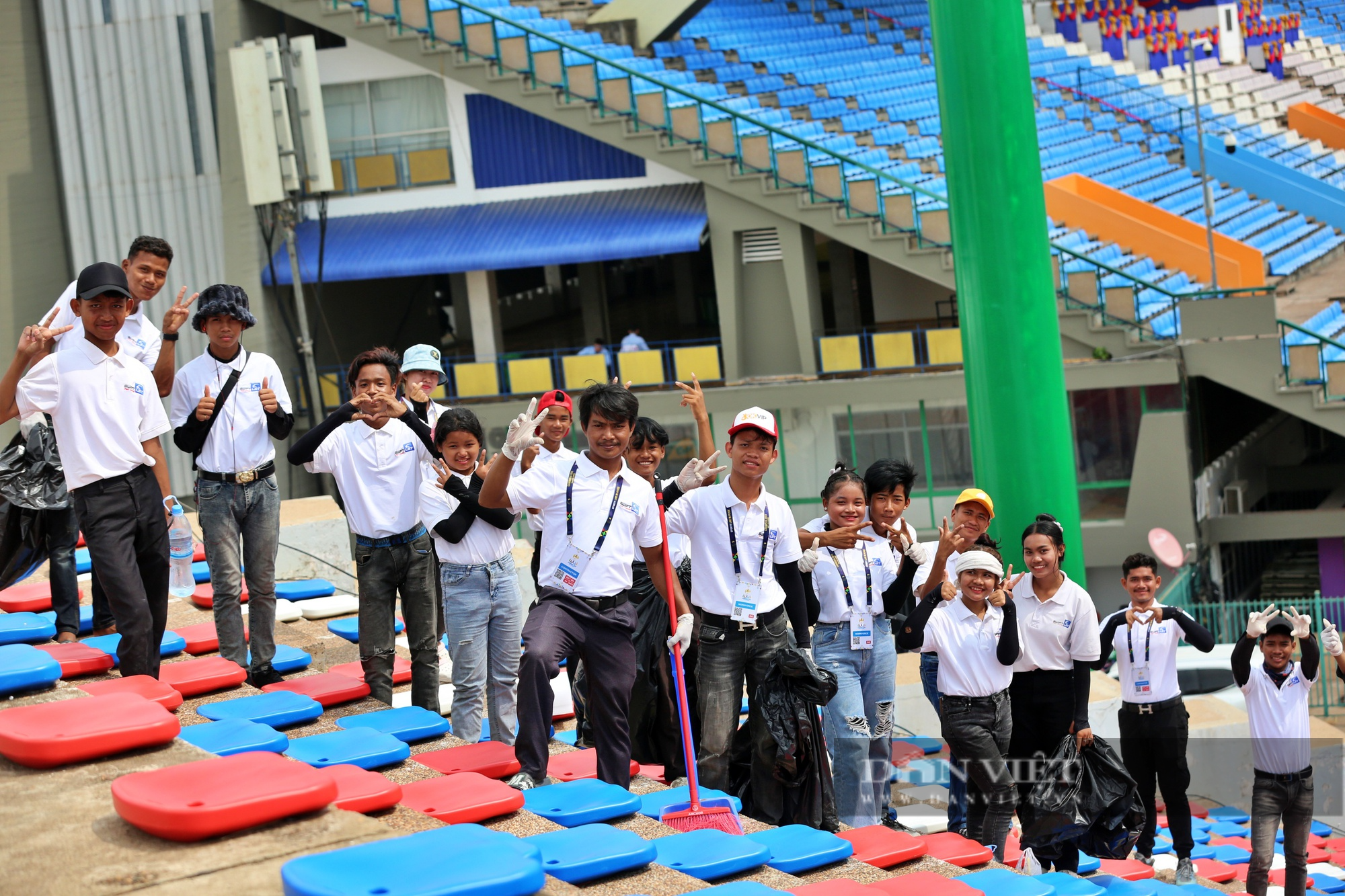 SEA Games 32: Tình nguyện viên làm sạch từng &quot;ngõ ngách&quot; khán đài sân Olympic - Ảnh 5.