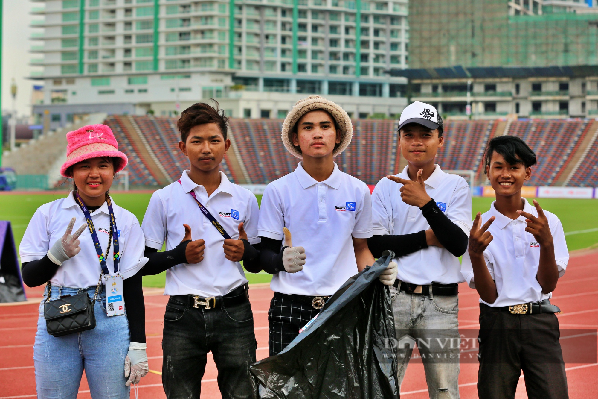 SEA Games 32: Tình nguyện viên làm sạch từng &quot;ngõ ngách&quot; khán đài sân Olympic - Ảnh 6.
