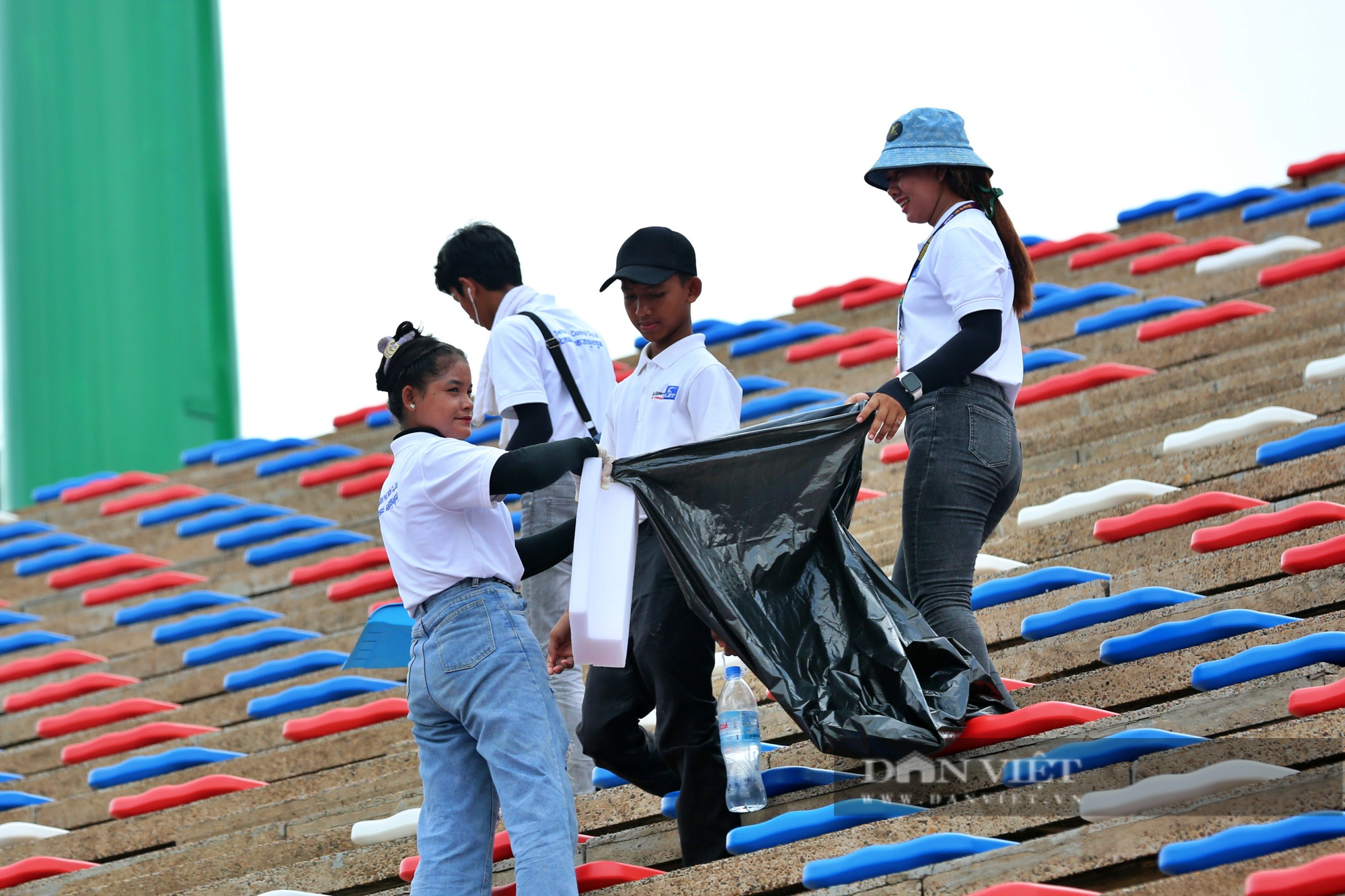 SEA Games 32: Tình nguyện viên làm sạch từng &quot;ngõ ngách&quot; khán đài sân Olympic - Ảnh 11.