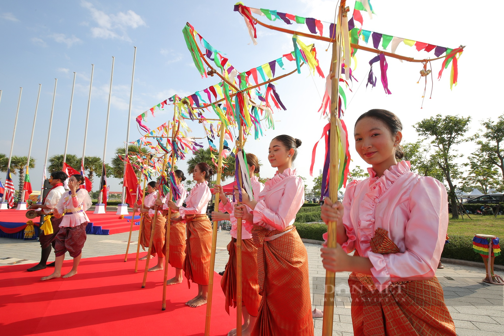 Quôc kỳ Việt Nam bay cao tại SEA Games 32, sẵn sàng cho những ngày săn vàng tại xứ Angkor - Ảnh 1.