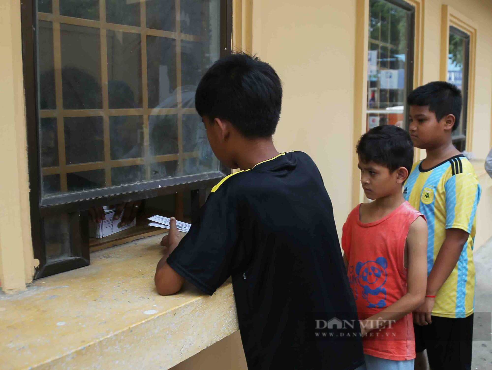 Dùng trẻ em gom vé trận ĐT nữ Việt Nam, phe vé Campuchia tung chiêu hiểm trục lợi tại SEA Games 32 - Ảnh 1.