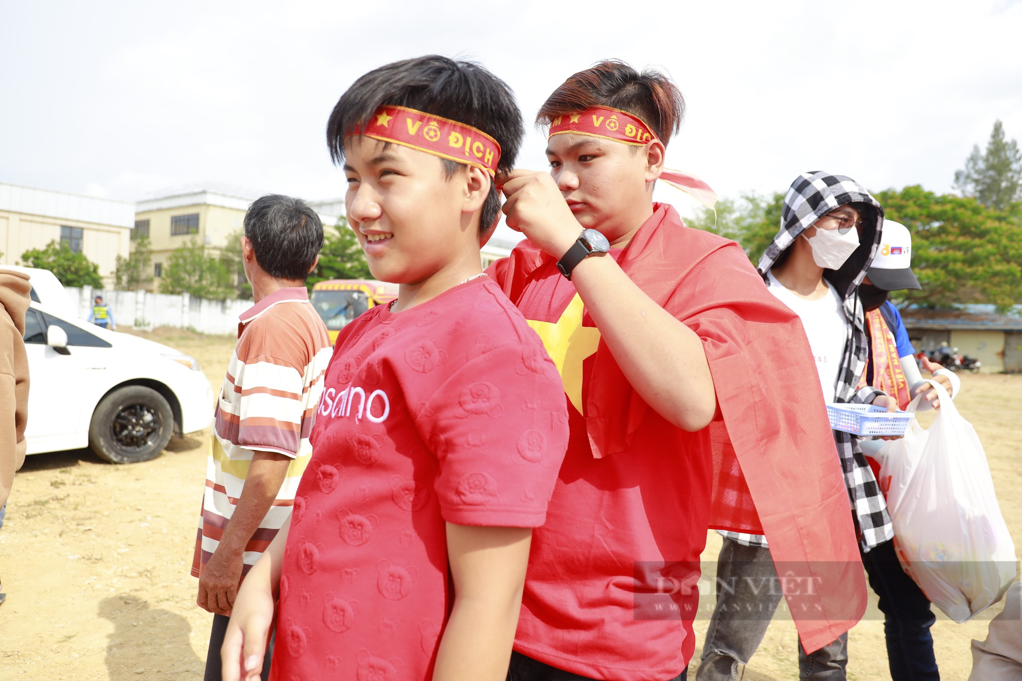 Hàng nghìn CĐV tranh cướp vé trước trận đấu U22 Việt Nam - U22 Singapore - Ảnh 7.