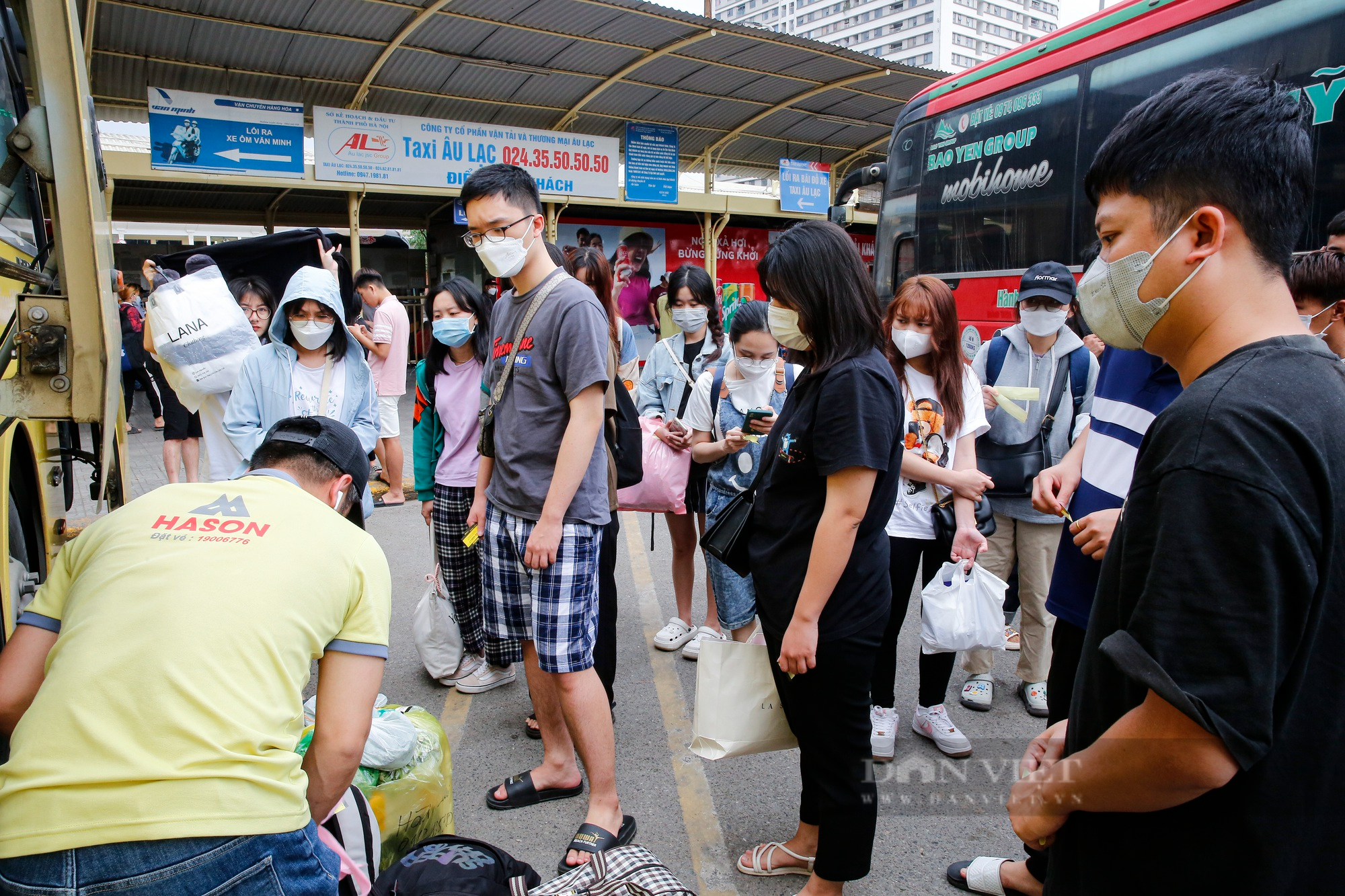 Sinh viên ồ ạt quay trở lại Hà Nội, cửu vạn &quot;hốt bạc&quot; nhờ &quot;việc nhẹ lương cao&quot; tại bến xe - Ảnh 2.