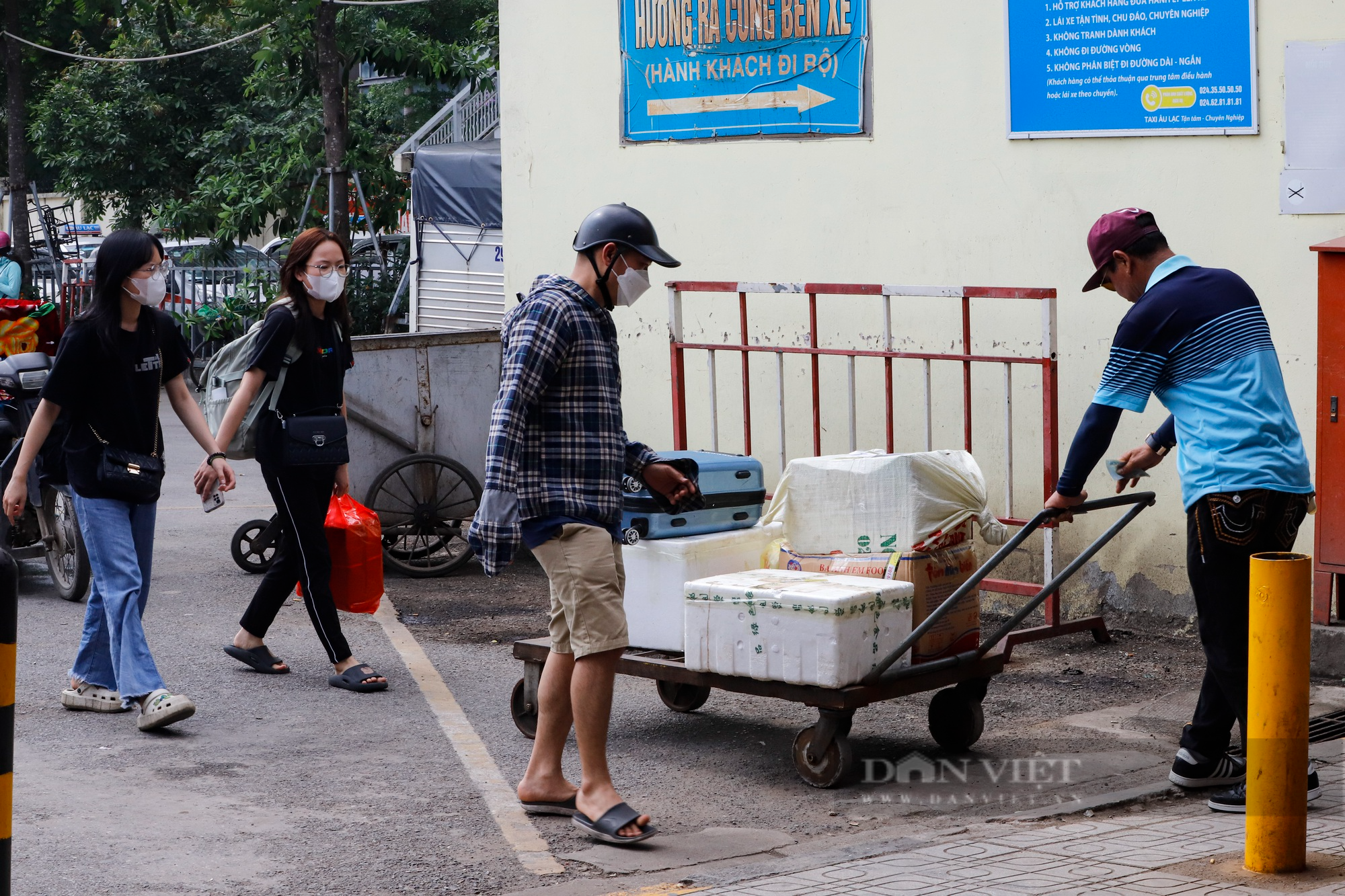 Sinh viên ồ ạt quay trở lại Hà Nội, cửu vạn &quot;hốt bạc&quot; nhờ &quot;việc nhẹ lương cao&quot; tại bến xe - Ảnh 5.
