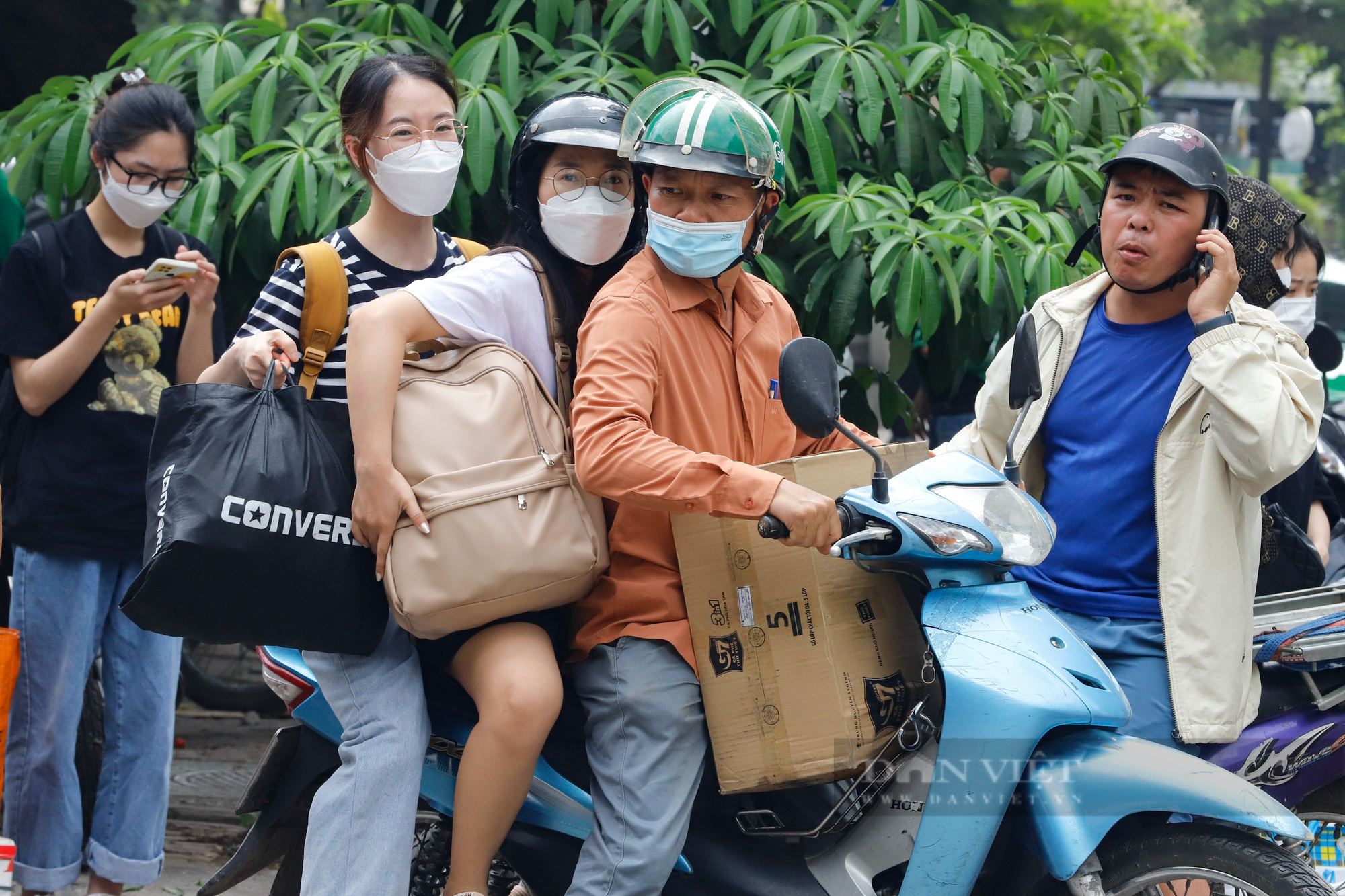 Sinh viên ồ ạt quay trở lại Hà Nội, cửu vạn &quot;hốt bạc&quot; nhờ &quot;việc nhẹ lương cao&quot; tại bến xe - Ảnh 7.