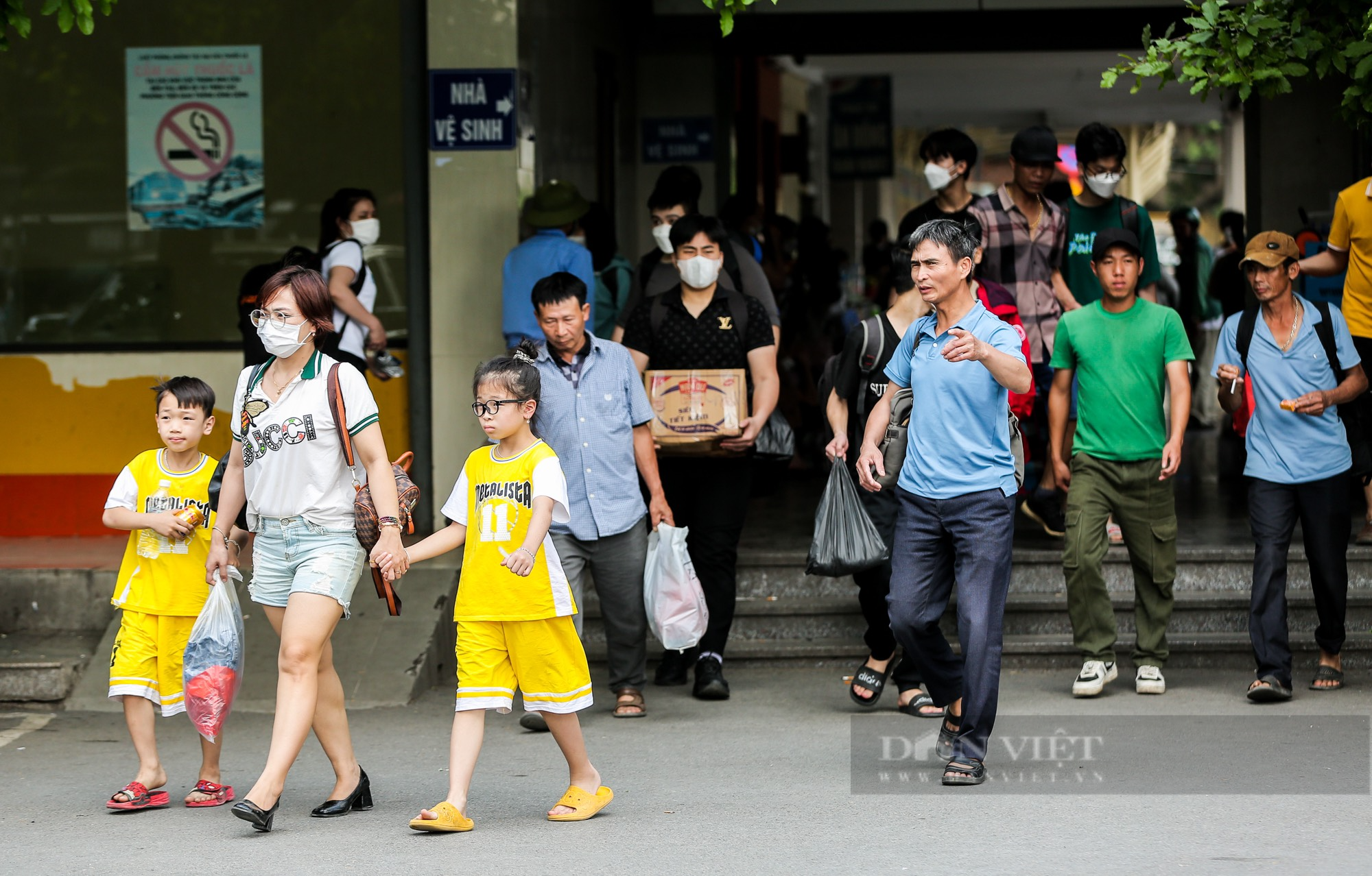 Sinh viên ồ ạt quay trở lại Hà Nội, cửu vạn &quot;hốt bạc&quot; nhờ &quot;việc nhẹ lương cao&quot; tại bến xe - Ảnh 8.