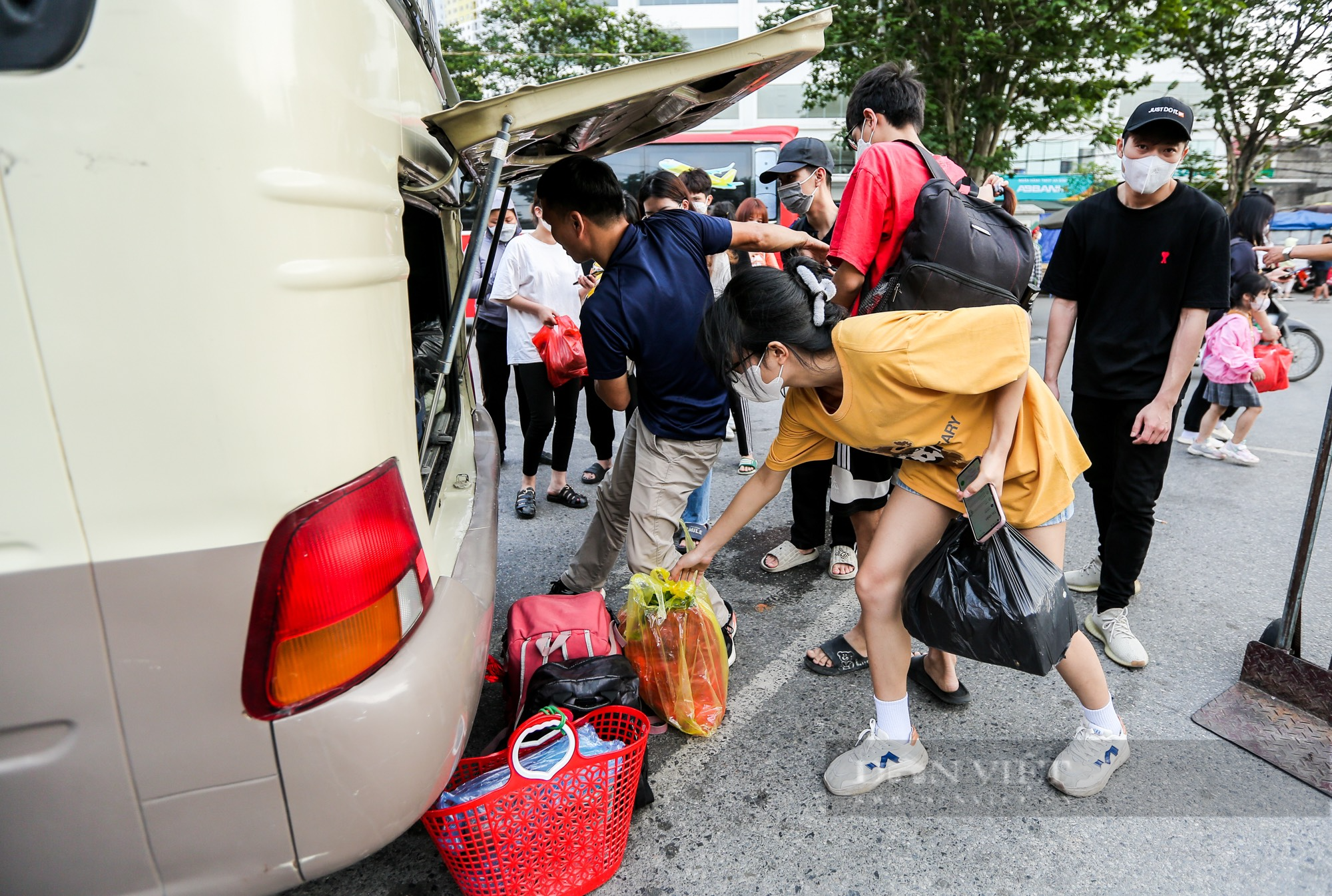 Sinh viên ồ ạt quay trở lại Hà Nội, cửu vạn &quot;hốt bạc&quot; nhờ &quot;việc nhẹ lương cao&quot; tại bến xe - Ảnh 9.
