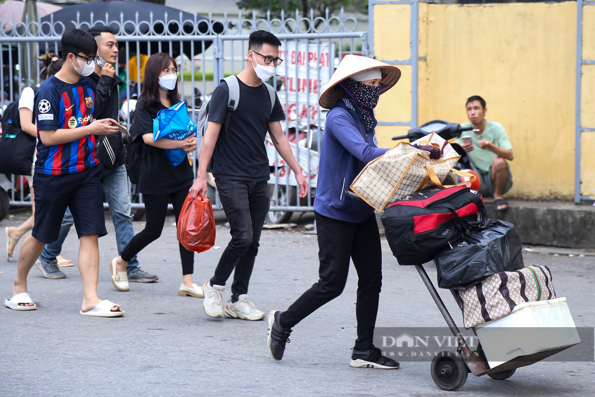 Sinh viên ồ ạt quay trở lại Hà Nội, cửu vạn &quot;hốt bạc&quot; nhờ &quot;việc nhẹ lương cao&quot; tại bến xe - Ảnh 13.