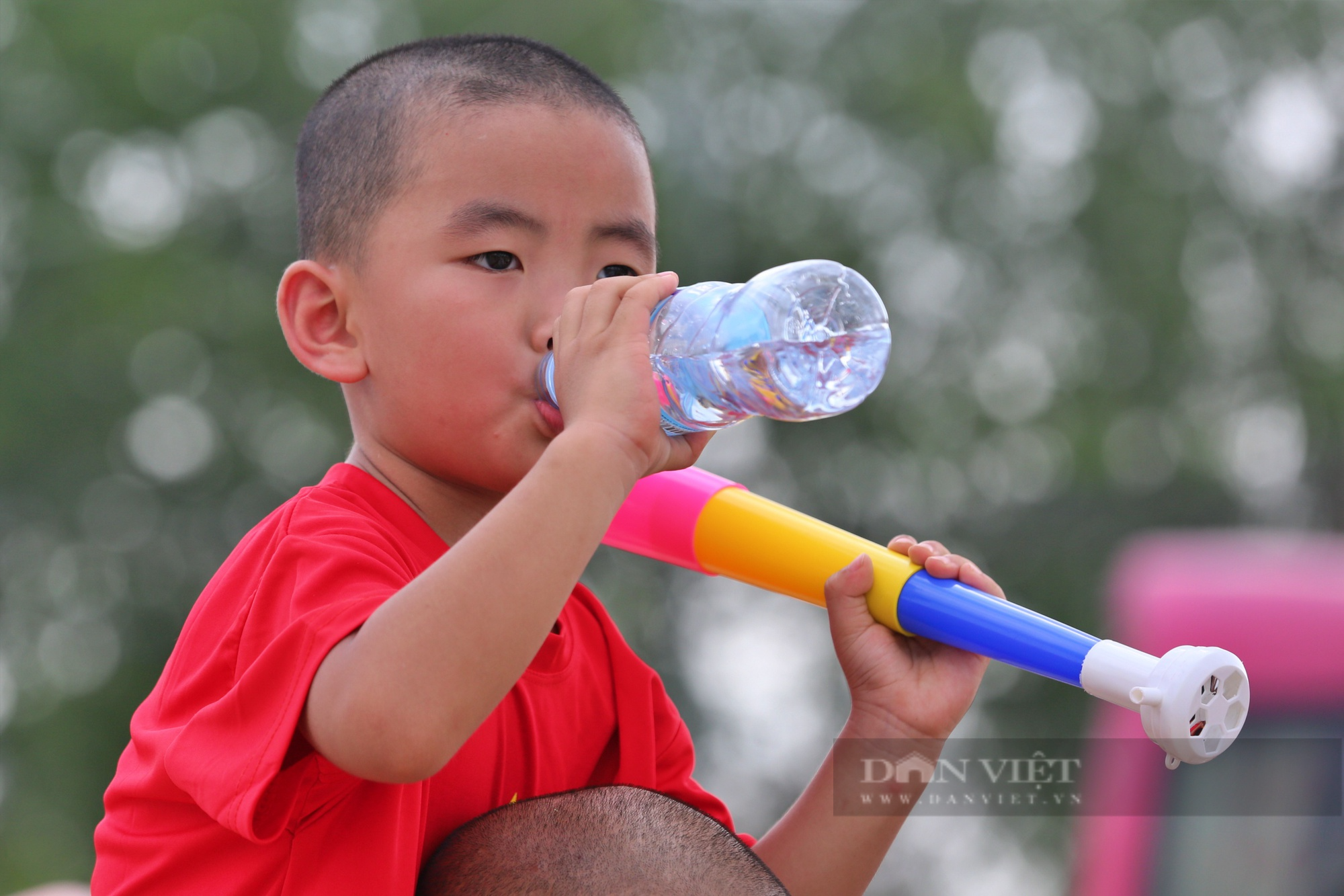 Không có vé vào sân xem U22 Việt Nam, CĐV nhí khóc vì nắng nóng  - Ảnh 2.