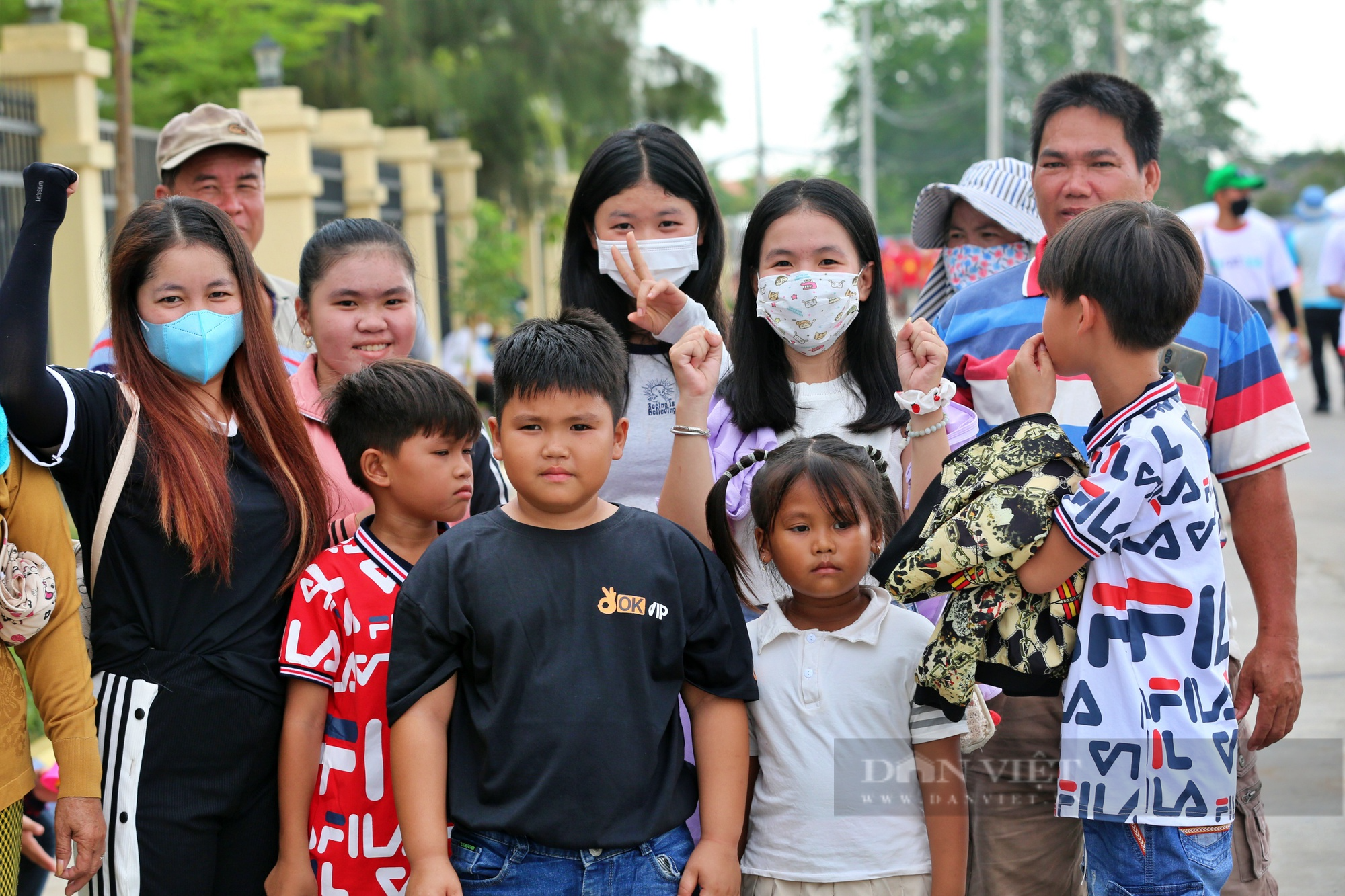 Không có vé vào sân xem U22 Việt Nam, CĐV nhí khóc vì nắng nóng  - Ảnh 12.