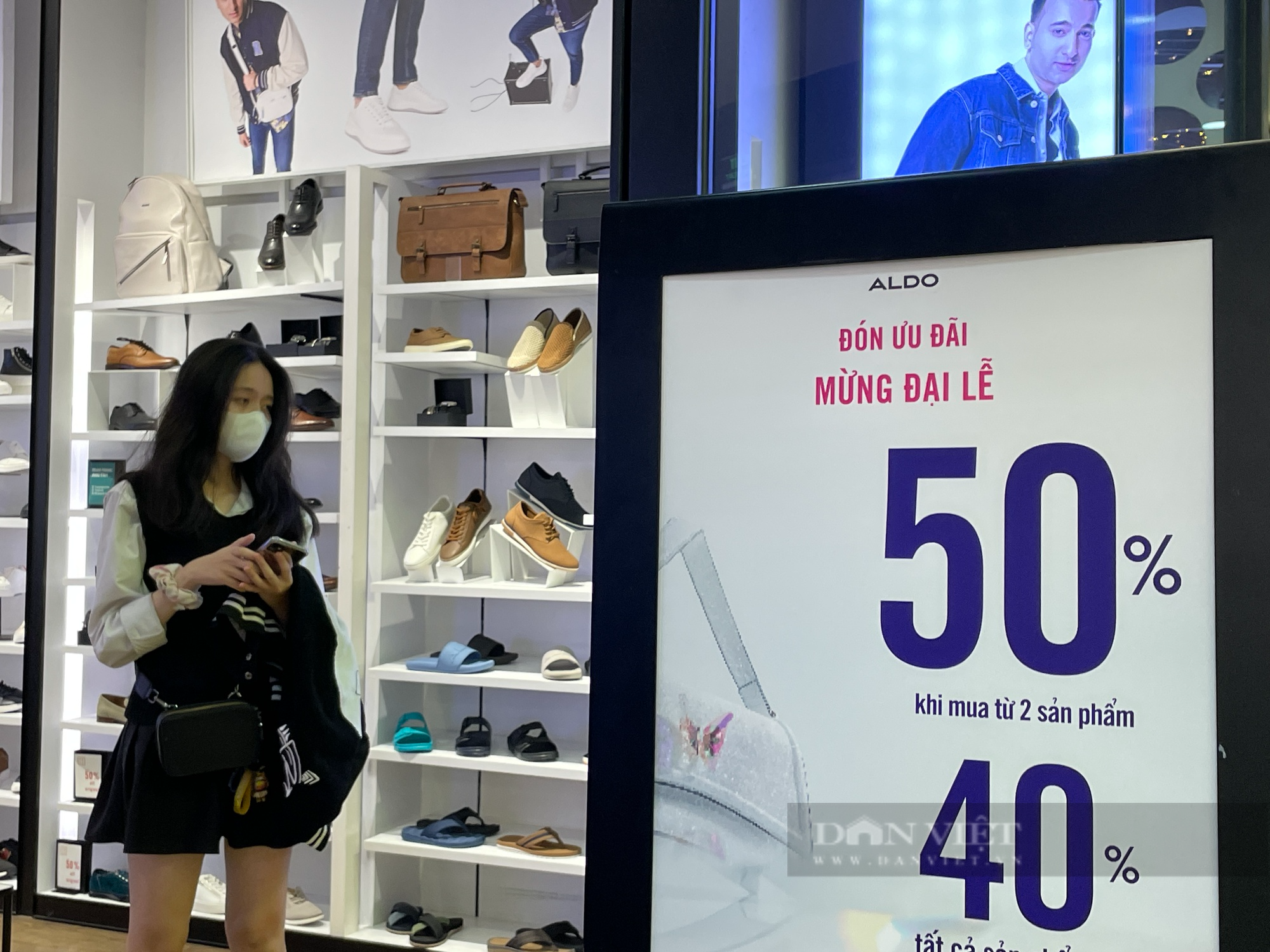 Người Sài Gòn hờ hững với quần áo, giày dép siêu giảm giá ở trung tâm thương mại - Ảnh 3.