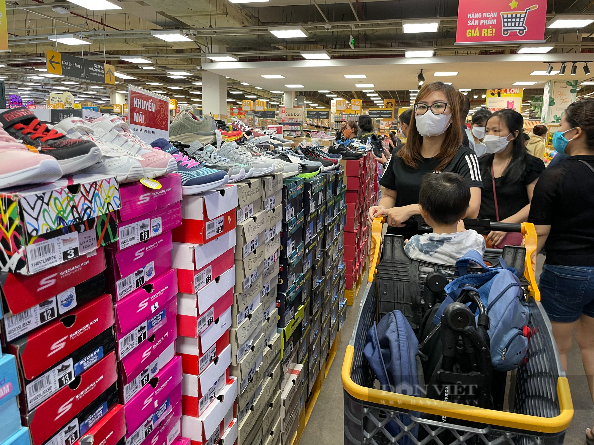 Người Sài Gòn hờ hững với quần áo, giày dép siêu giảm giá ở trung tâm thương mại - Ảnh 8.