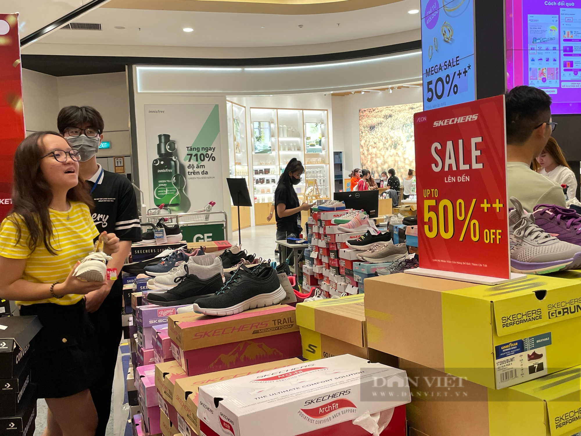 Người Sài Gòn hờ hững với quần áo, giày dép siêu giảm giá ở trung tâm thương mại - Ảnh 5.