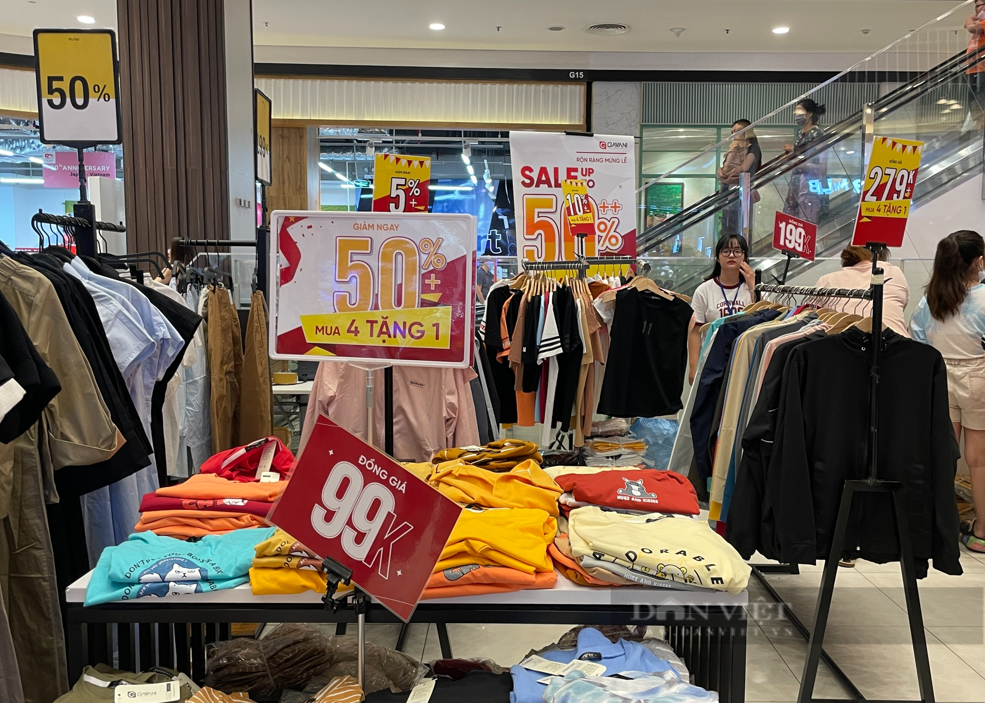 Người Sài Gòn hờ hững với quần áo, giày dép siêu giảm giá ở trung tâm thương mại - Ảnh 6.