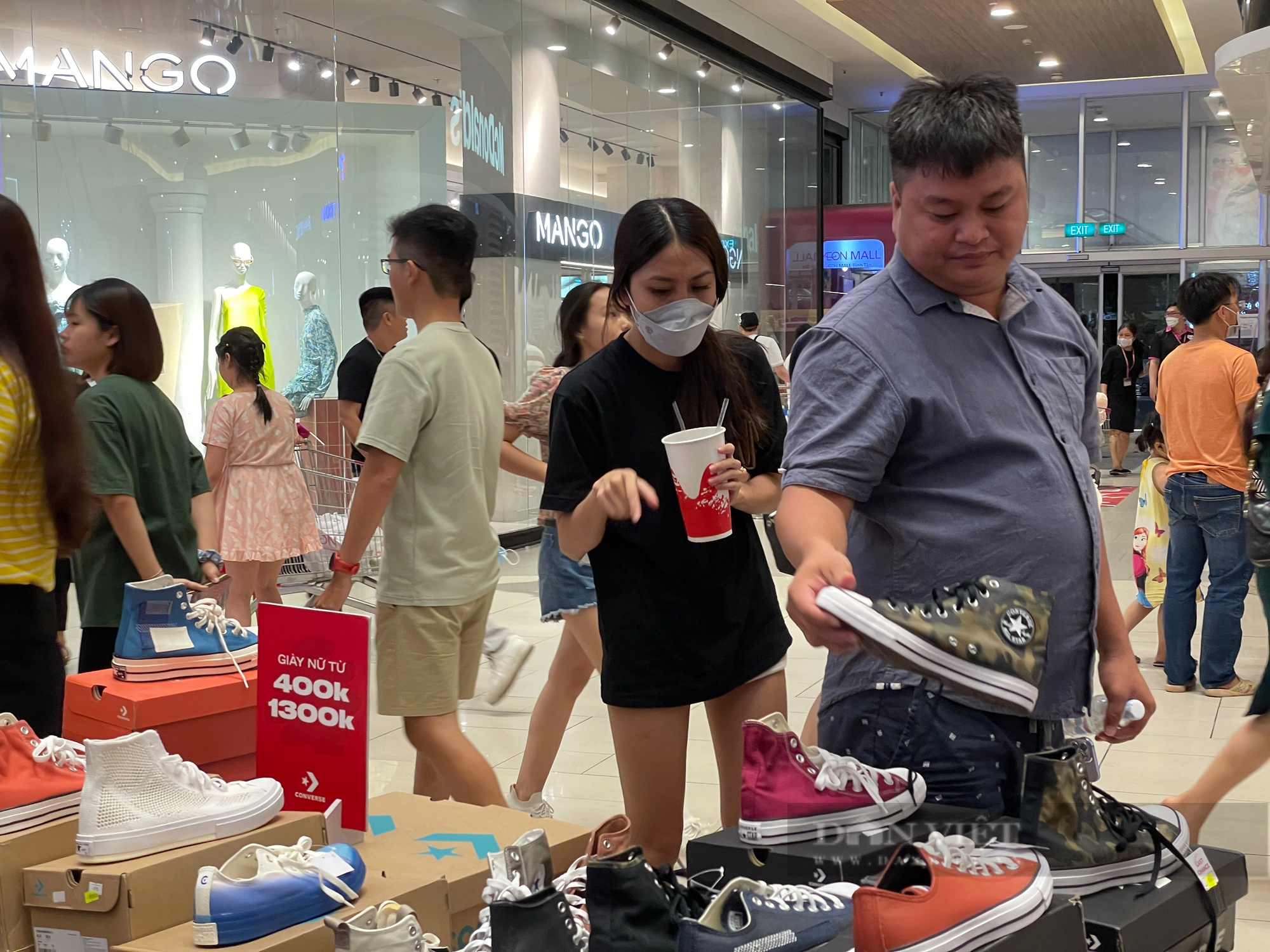 Người Sài Gòn hờ hững với quần áo, giày dép siêu giảm giá ở trung tâm thương mại - Ảnh 7.