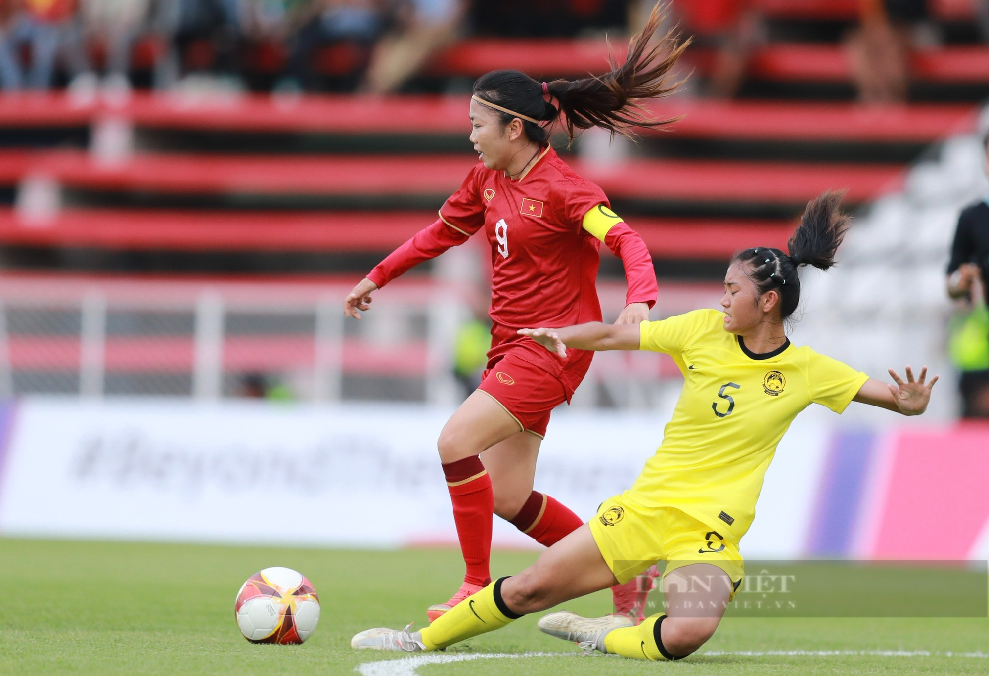 Huỳnh Như ghi bàn may mắn, ĐT nữ Việt Nam nhẹ nhàng đánh bại Malaysia - Ảnh 2.