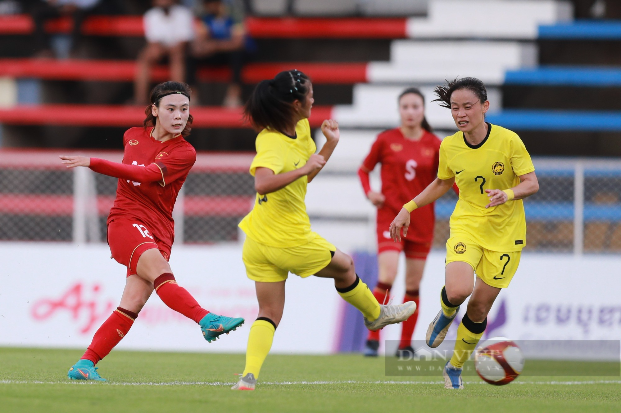 Huỳnh Như ghi bàn may mắn, ĐT nữ Việt Nam nhẹ nhàng đánh bại Malaysia - Ảnh 4.