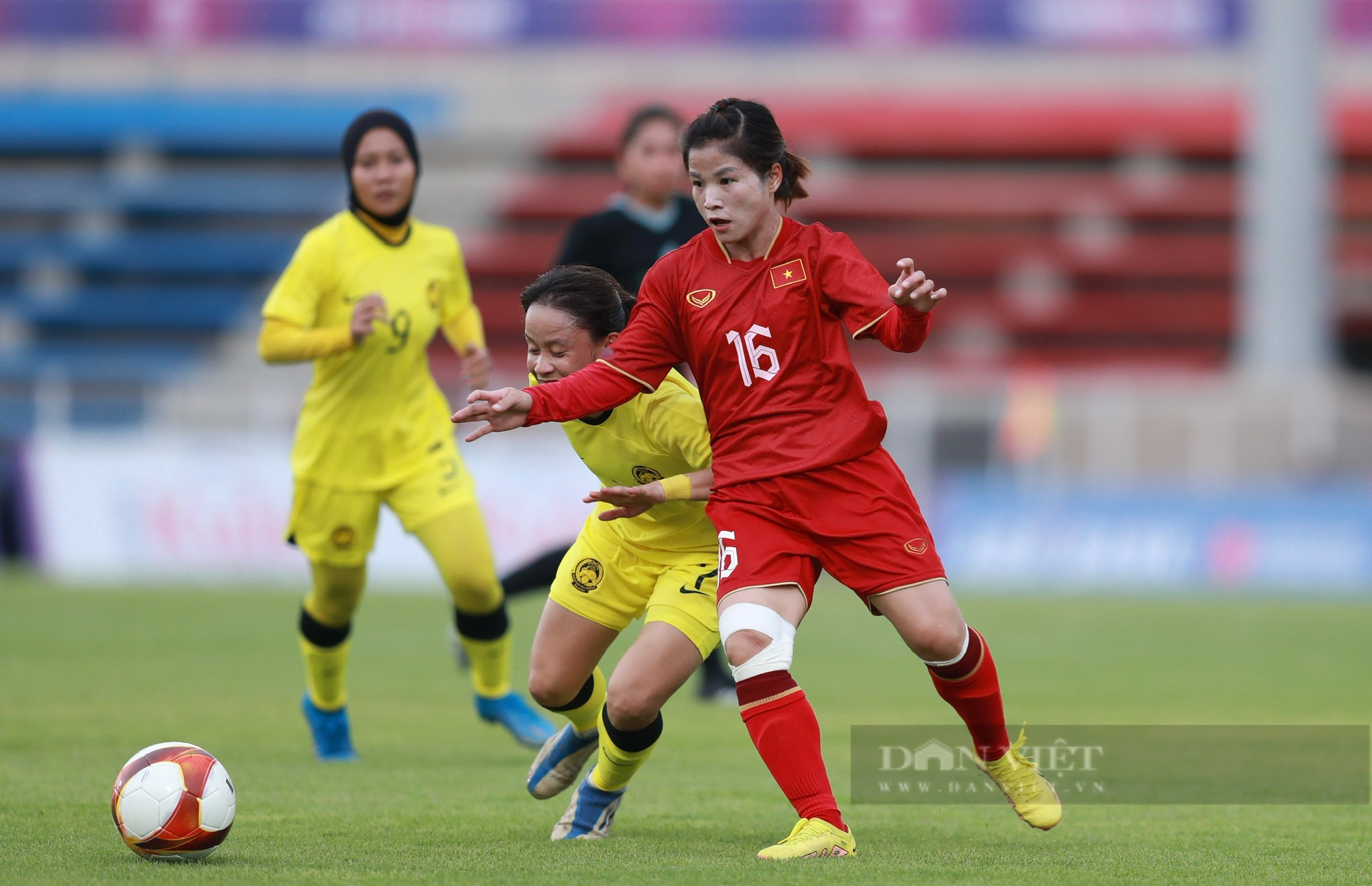 Huỳnh Như ghi bàn may mắn, ĐT nữ Việt Nam nhẹ nhàng đánh bại Malaysia - Ảnh 7.