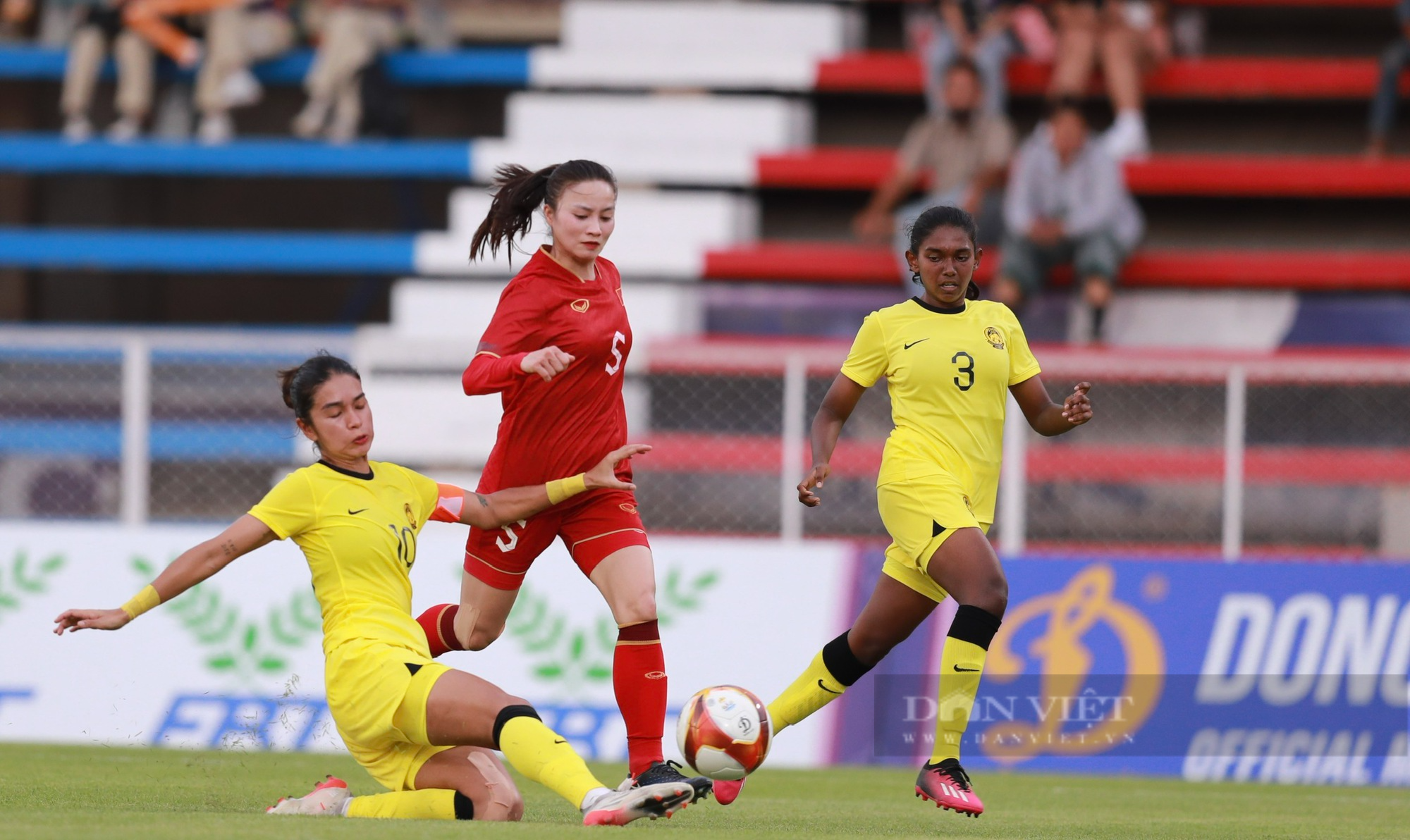 Huỳnh Như ghi bàn may mắn, ĐT nữ Việt Nam nhẹ nhàng đánh bại Malaysia - Ảnh 8.