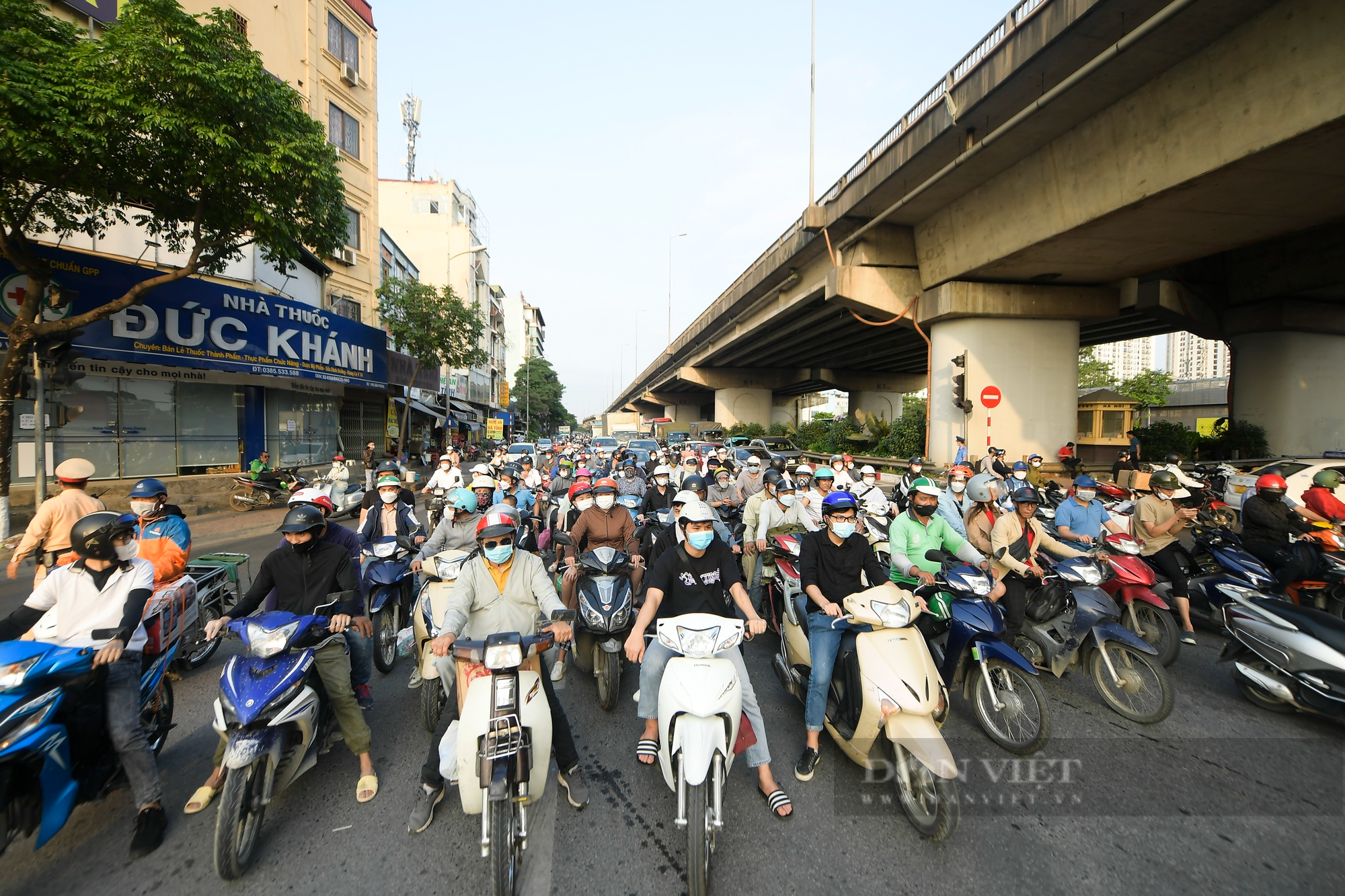 Lực lượng CSGT hoạt động hết công suất trong ngày người dân trở lại Thủ đô - Ảnh 7.