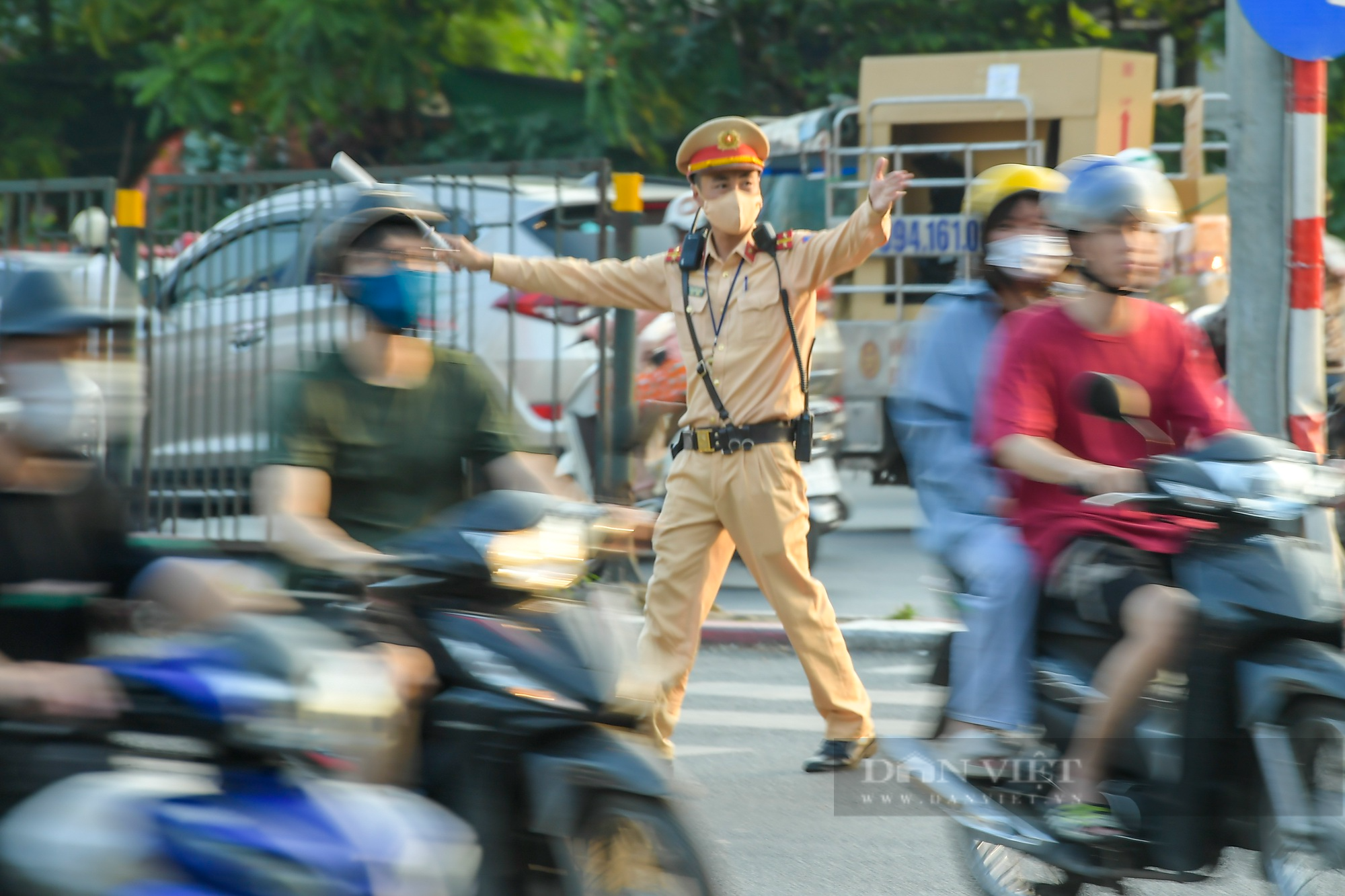 Lực lượng CSGT hoạt động hết công suất trong ngày người dân trở lại Thủ đô - Ảnh 9.