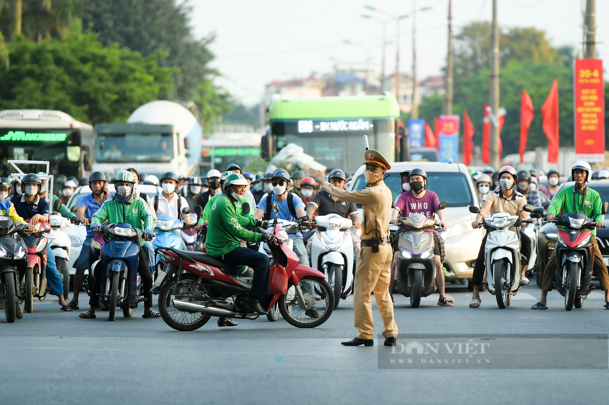 Lực lượng CSGT hoạt động hết công suất trong ngày người dân trở lại Thủ đô - Ảnh 10.