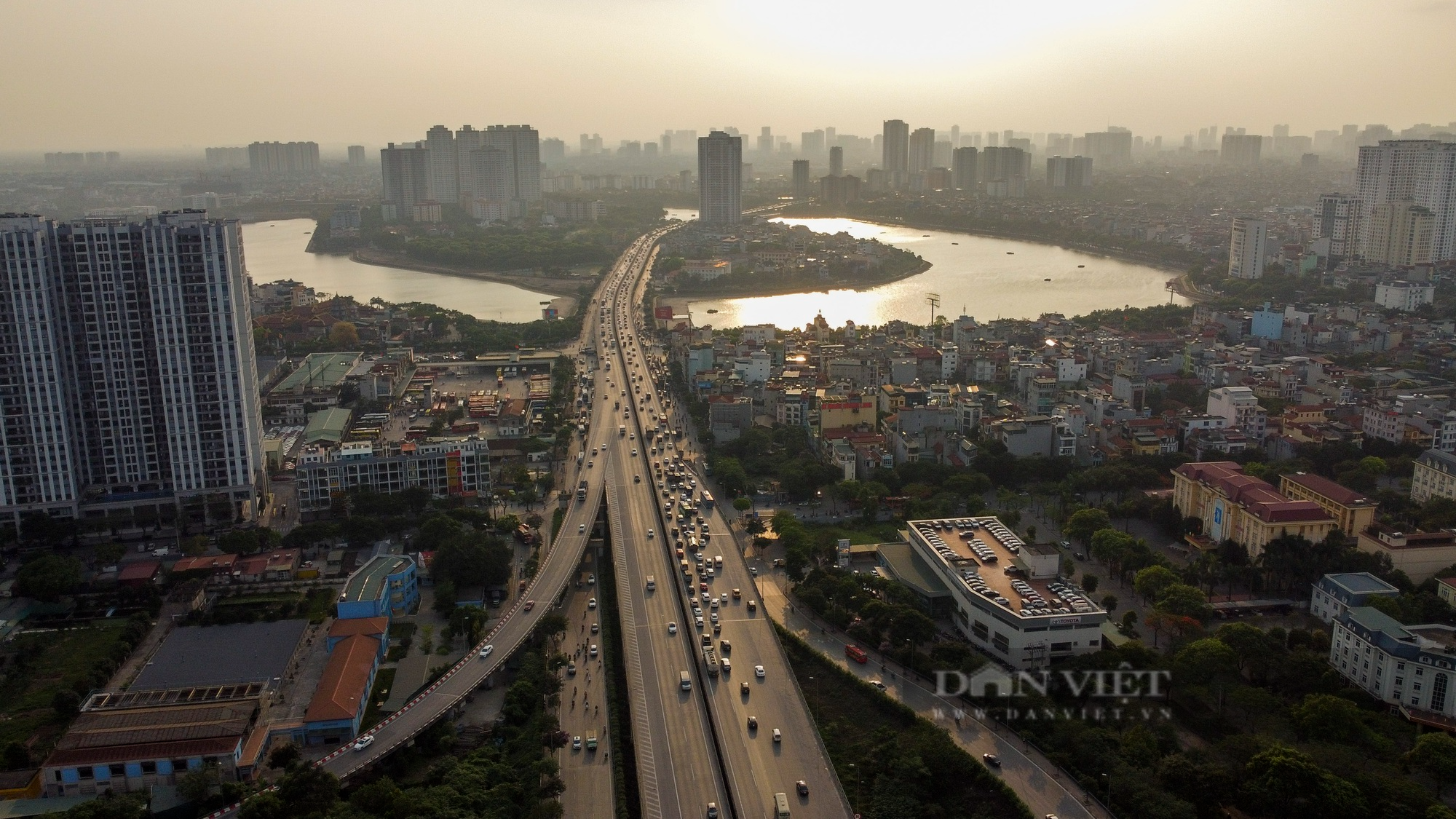 Lực lượng CSGT hoạt động hết công suất trong ngày người dân trở lại Thủ đô - Ảnh 11.