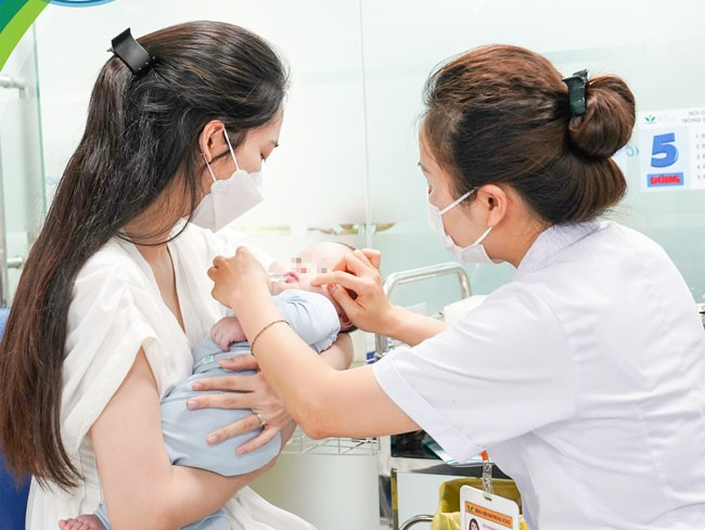 Bệnh truyền nhiễm trẻ em dễ mắc trong mùa hè, ngừa được bằng vaccine, cha mẹ nhất định phải biết - Ảnh 1.