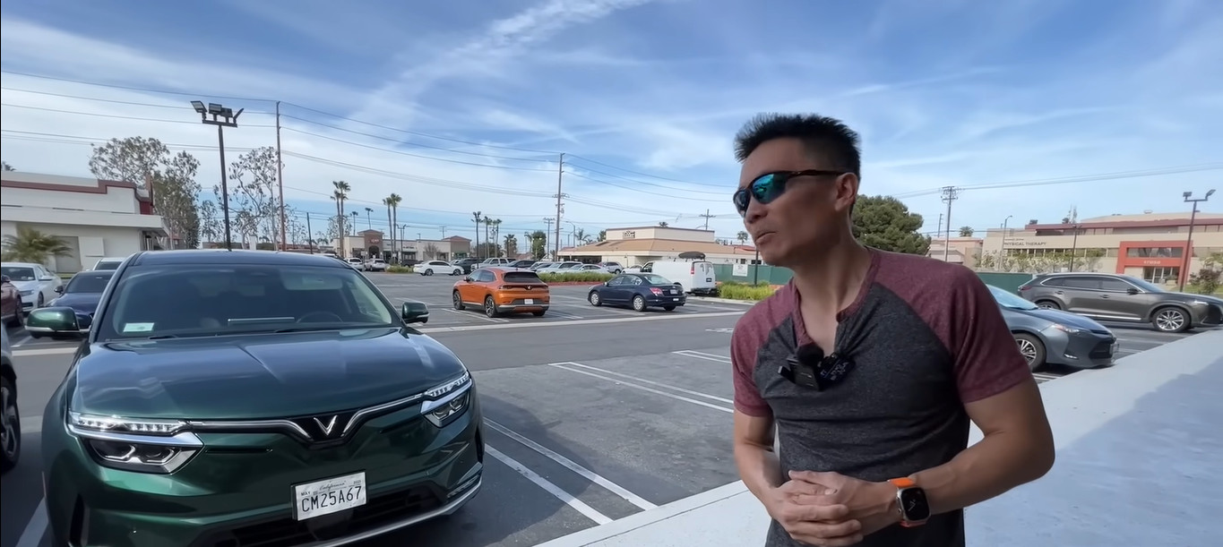 Chủ xe từng chạy Tesla mua VinFast VF8 ở Mỹ lái xe hơn 7.000km chia sẻ ưu nhược điểm - Ảnh 1.