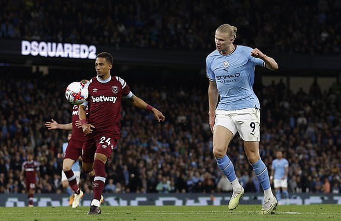 Haaland đi vào lịch sử Premier League, Man City lấy lại ngôi đầu - Ảnh 1.