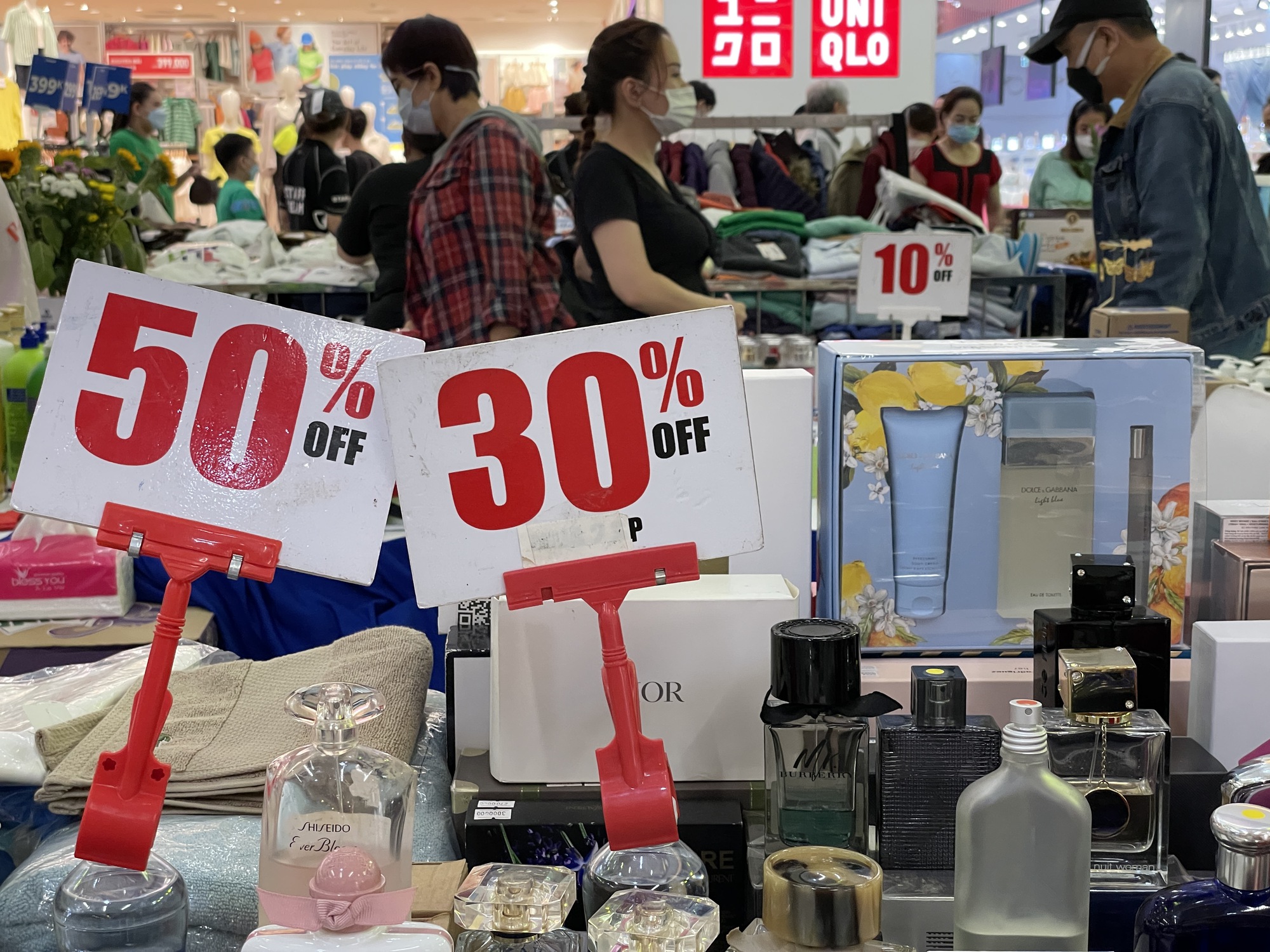 Quần áo, giày dép ở trung tâm thương mại giảm giá nhiều cũng không ai mua - Ảnh 6.