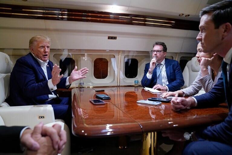 Ông Trump ném điện thoại, đuổi phóng viên NBC khỏi máy bay - Ảnh 2.