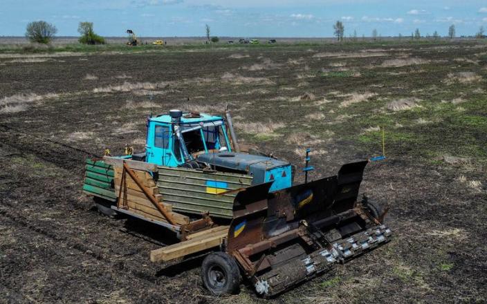 Nông dân Ukraine nghĩ ra cách mới lạ để huỷ thứ khủng khiếp quân Nga bỏ lại trên cánh đồng của mình