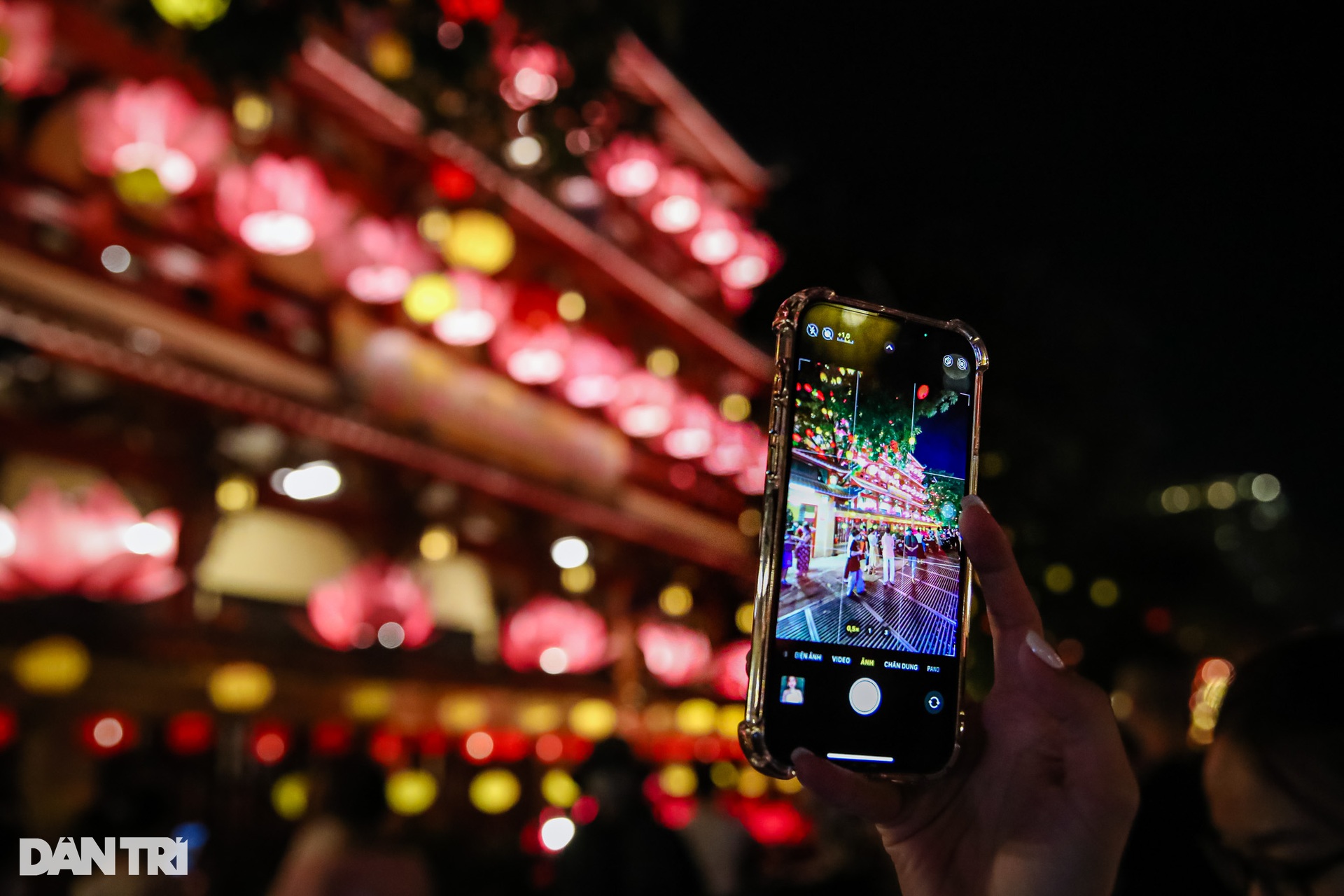 Ngôi chùa trang trí hơn 1.500 lồng đèn thu hút người dân ở TP.HCM - Ảnh 3.