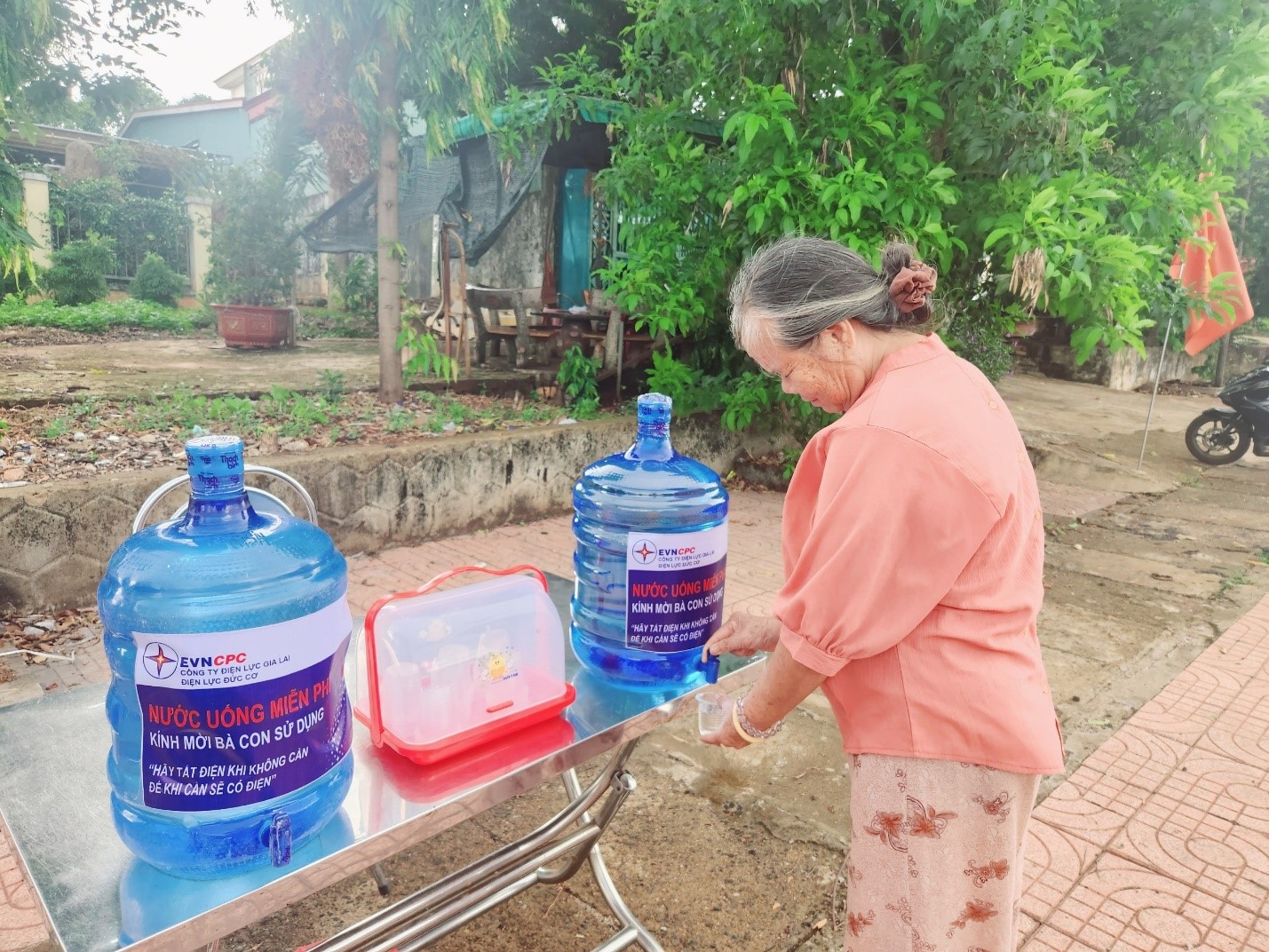 Hơn 400 đoàn viên thanh niên ngành điện Gia Lai ra quân “Đồng hành với khách hàng mùa nắng nóng” - Ảnh 3.