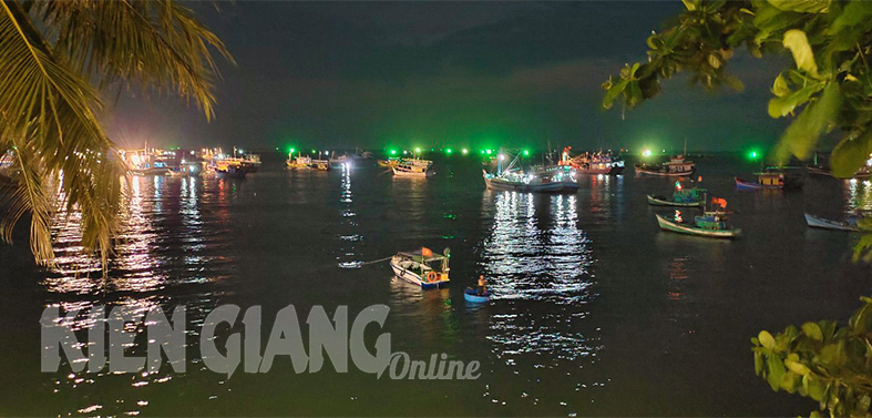 Một làng chài hot giữa phố Phú Quốc của Kiên Giang, thấy bắt vô số cá ngon, khách tha hồ chèo thuyền - Ảnh 13.