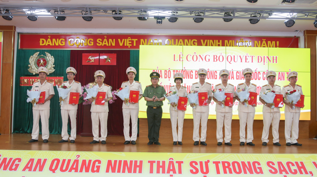 Ba lãnh đạo công an tỉnh Quảng Ninh và hơn 1.100 cán bộ chiến sĩ được thăng bậc hàm và nâng bậc lương - Ảnh 2.