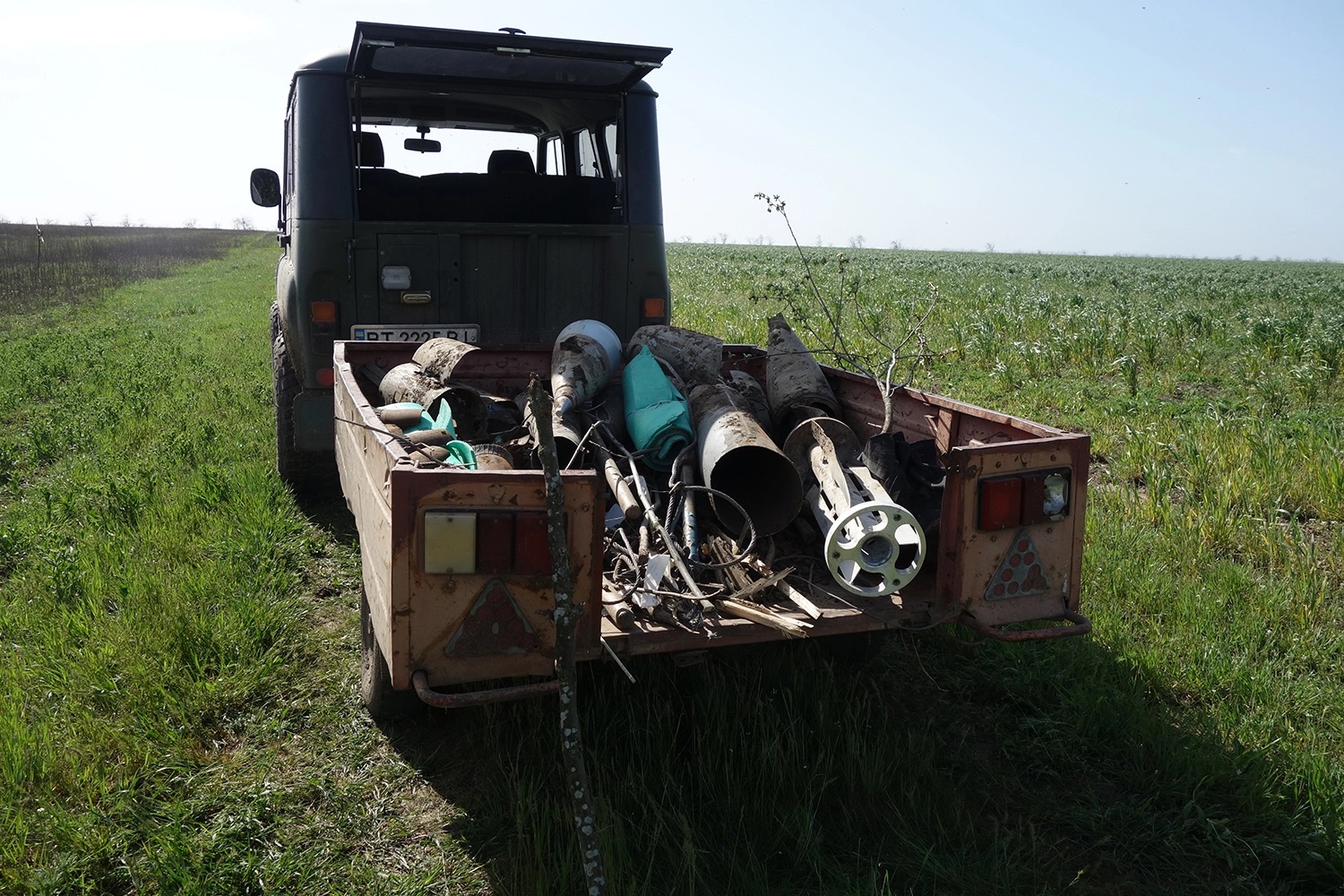 Chiến sự Nga-Ukraine: Từ những nông dân chân lấm tay bùn tới thợ rà phá bom mìn 'bất đắc dĩ' - Ảnh 3.