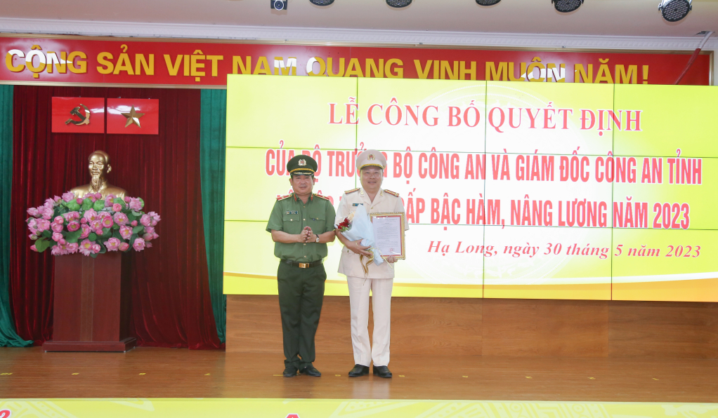 Ba lãnh đạo công an tỉnh Quảng Ninh và hơn 1.100 cán bộ chiến sĩ được thăng bậc hàm và nâng bậc lương - Ảnh 1.