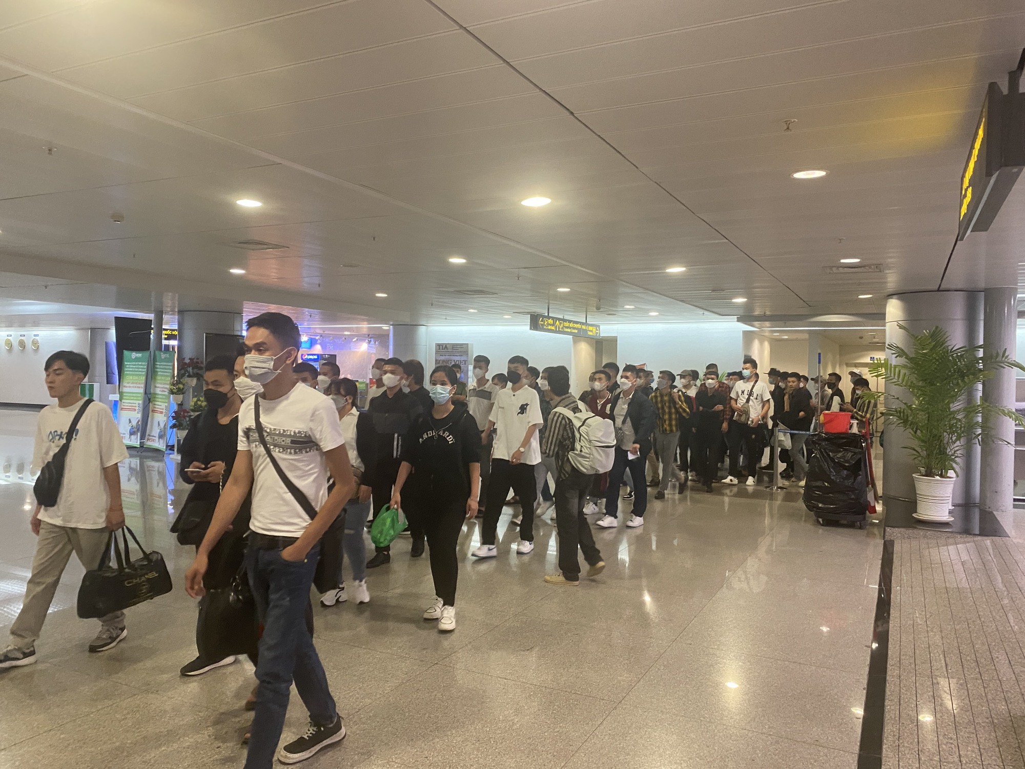60 công dân Việt Nam đầu tiên từ Philippines đã về đến sân bay Tân Sơn Nhất - Ảnh 1.