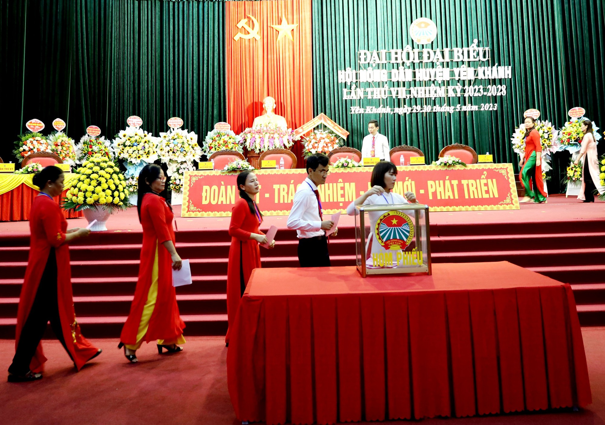 Ông Nguyễn Đức Bình tái đắc cử Chủ tịch Hội Nông dân huyện Yên Khánh - Ảnh 4.